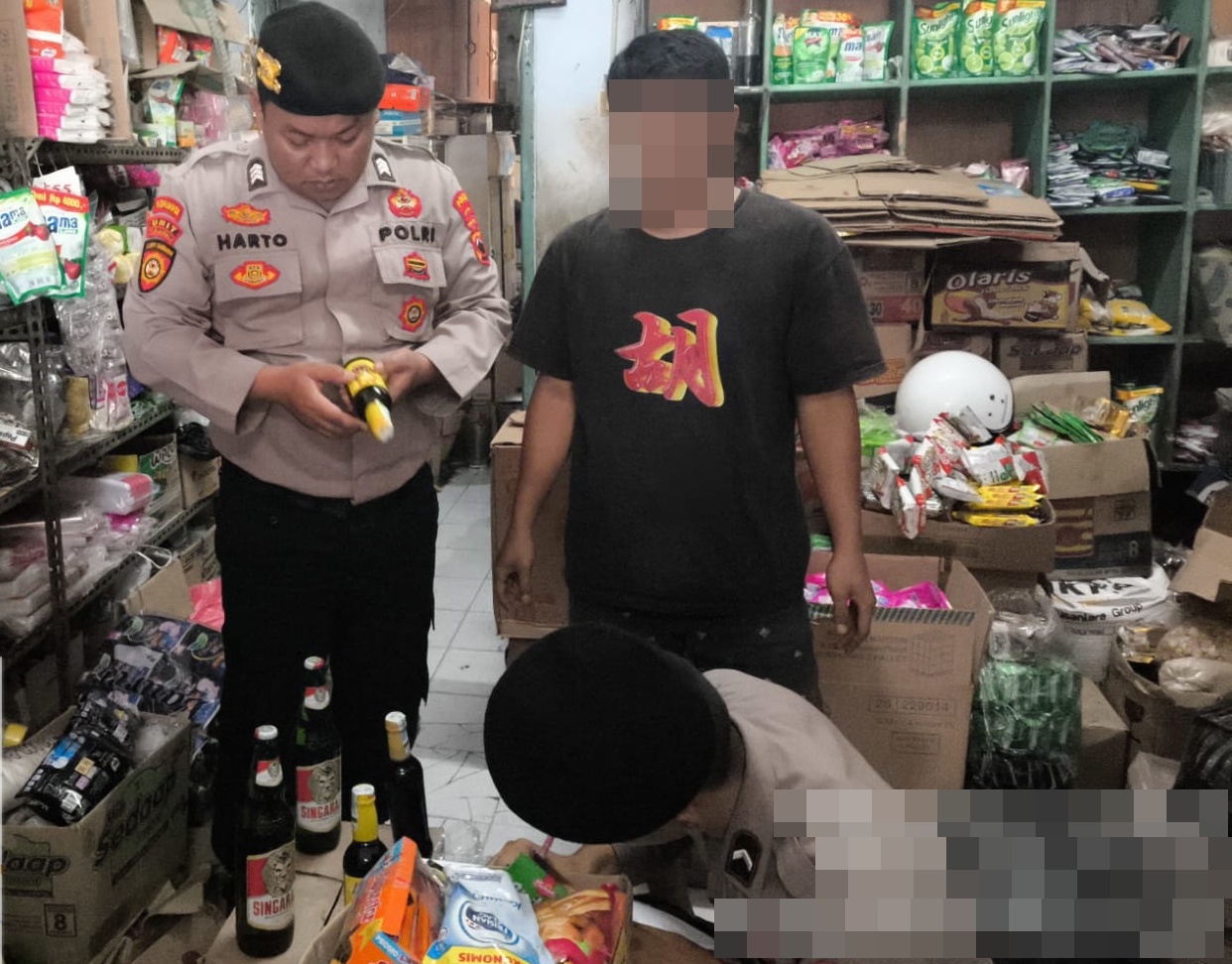 RAZIA: Anggota Satuan Samapta Polres Pekalongan saat merazia toko kelontong yang ternyata menjual miras, di Kecamatan Kesesi, Kabupaten Pekalongan, Sabtu (1/3/2025).