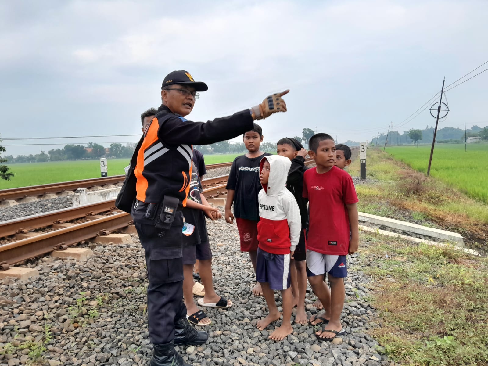 Petugas dari PT KAI saat melakukan patroli di rel yang kerap dijadikan tempat ngabuburit.