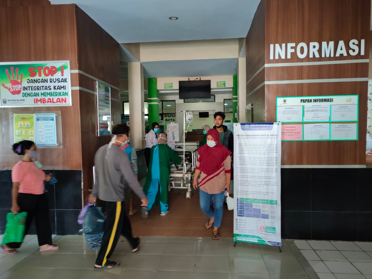LAYANAN KESEHATAN: Para pasien berlalu-lalang di RSUD Batang untuk mendapatkan layanan kesehatan.