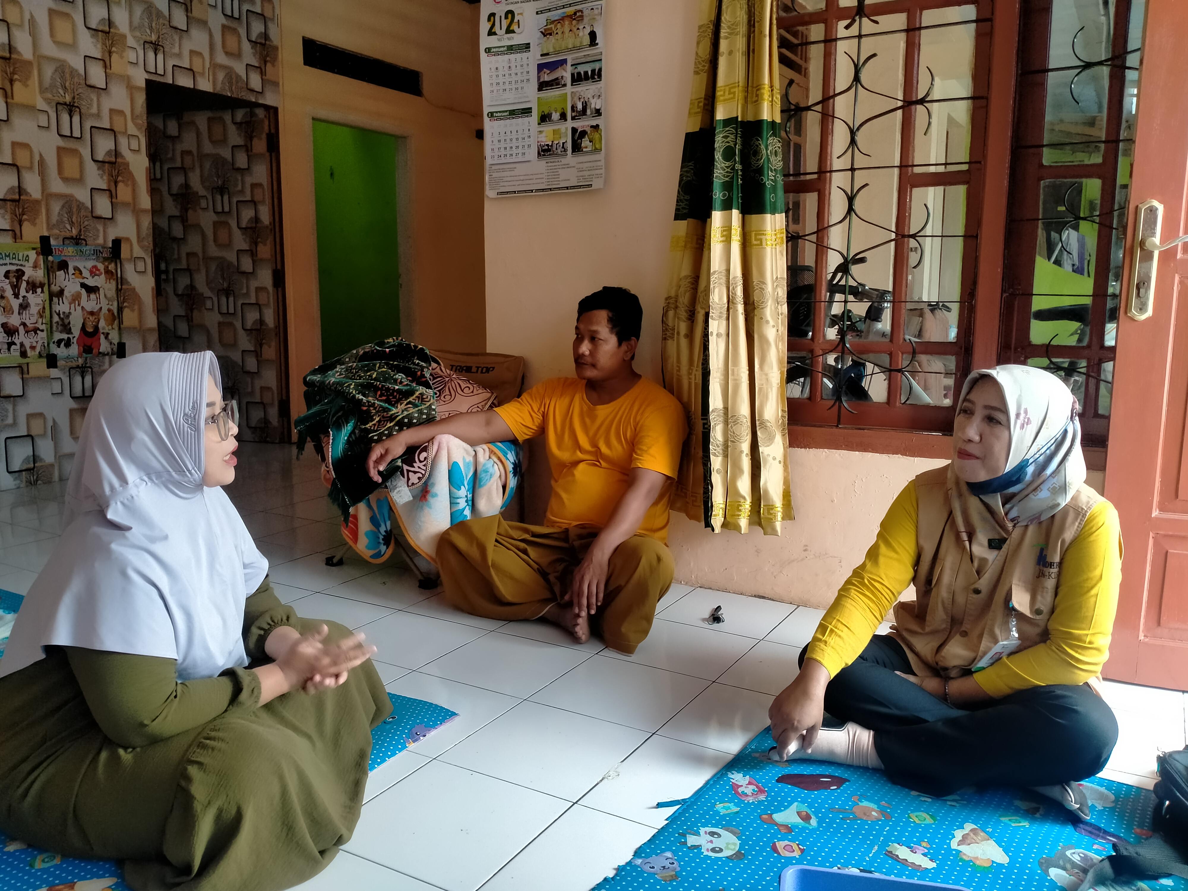PENDAMPINGAN: Kader JKN BPJS Kesehatan Cabang Pekalongan Muzaroah masih rutin memberi pendampingan kepada Nur Hayati dan suami, Kamis (27/2/2025).