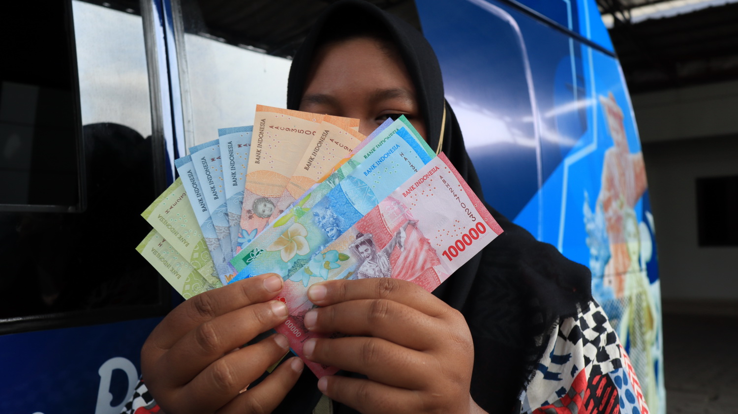 TUKAR UANG &ndash; Masyarakat Kota Pekalongan saat menukar uang pecahan baru pada tahun kemarin, menjelang Idul Fitri.