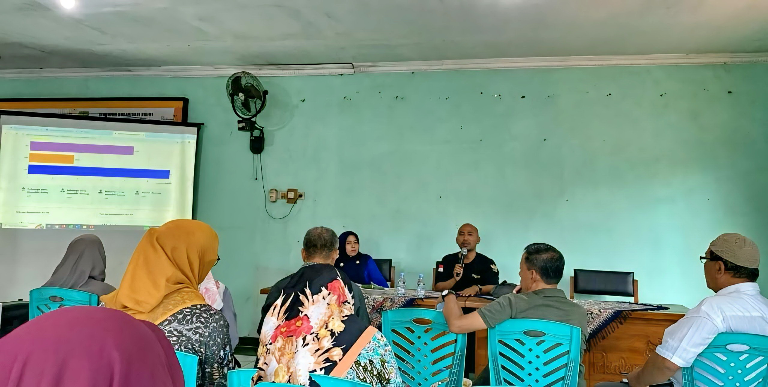 DISKUSI - Tim Pokja Kampung KB Kelurahan Podosugih saat diskusi terkait kegiatan mereka di kantor kelurahan setempat.