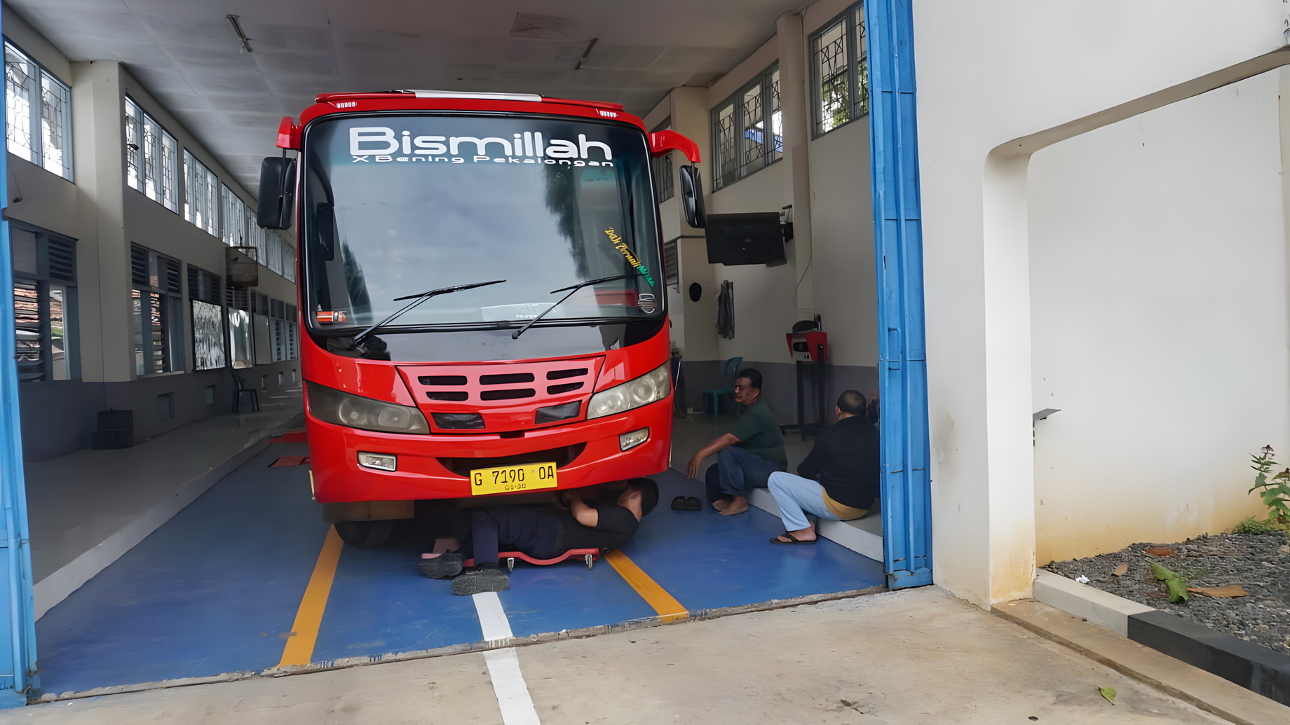 CEK BUS - Salah satu angkutan bus yang sedang diperiksa di kantor Dishub Kota Pekalongan baru-baru ini.