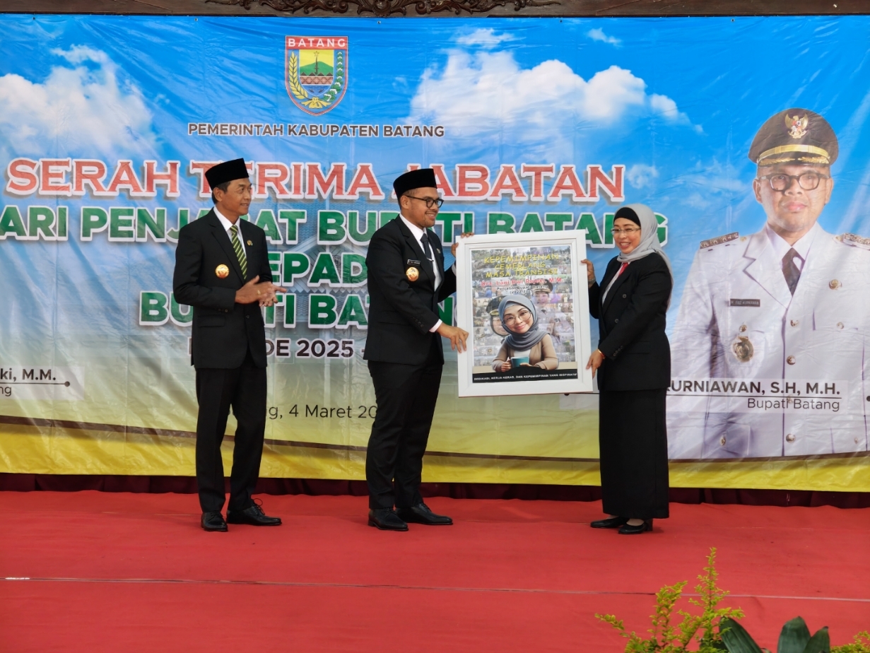 SERTIJAB: Bupati Batang m faiz Kurniawan serahkan cendra mata Kepada Pj Bupati Batang Lani Dwi Rejeki Serah Terima Jabatan (Sertijab), Selasa 4 Maret 2025.