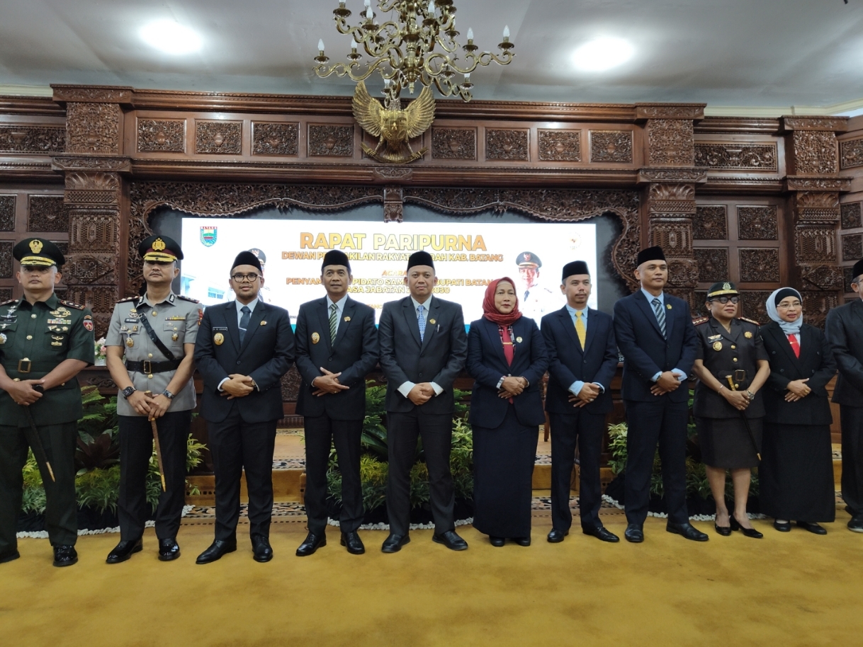 PIDATO BUPATI BARU: Pimpinan DPRD Kabupaten Batang bersama Bupati dan Wakil Bupati Batang.