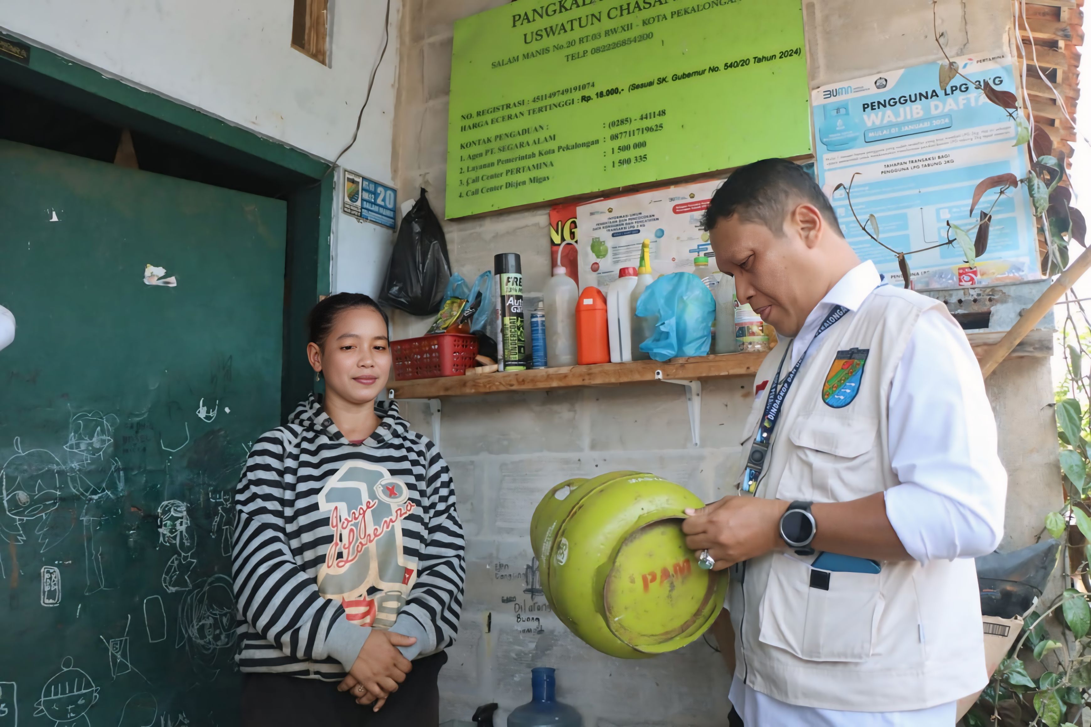 SIDAK - TIm dari Dindagkop saat mengecek salah satu pangkalan gas LPG di Kota Pekalongan.