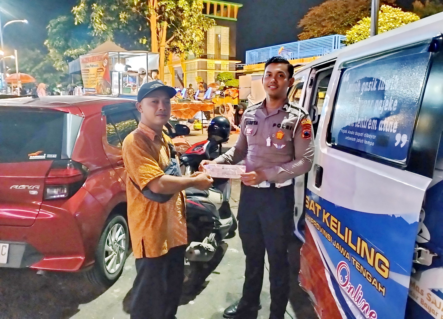 BAYAR PAJAK - Tidak harus ke kantor Samsat untuk bayar pajak, sambil jalan-jalan di Alun-Alun Kota Pekalongan, bisa bayar pajak kendaraan.