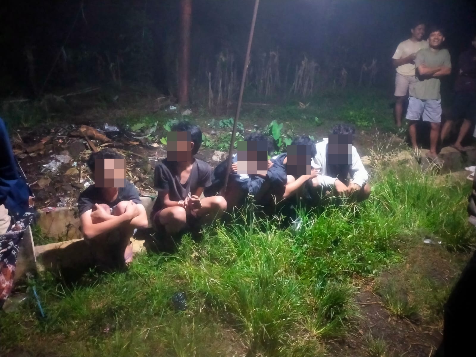 GAGAL TAWURAN: Lima remaja yang berhasil ditangkap polisi, sebelum dibawa ke Polsek Karanganyar, Kabupaten Pekalongan.