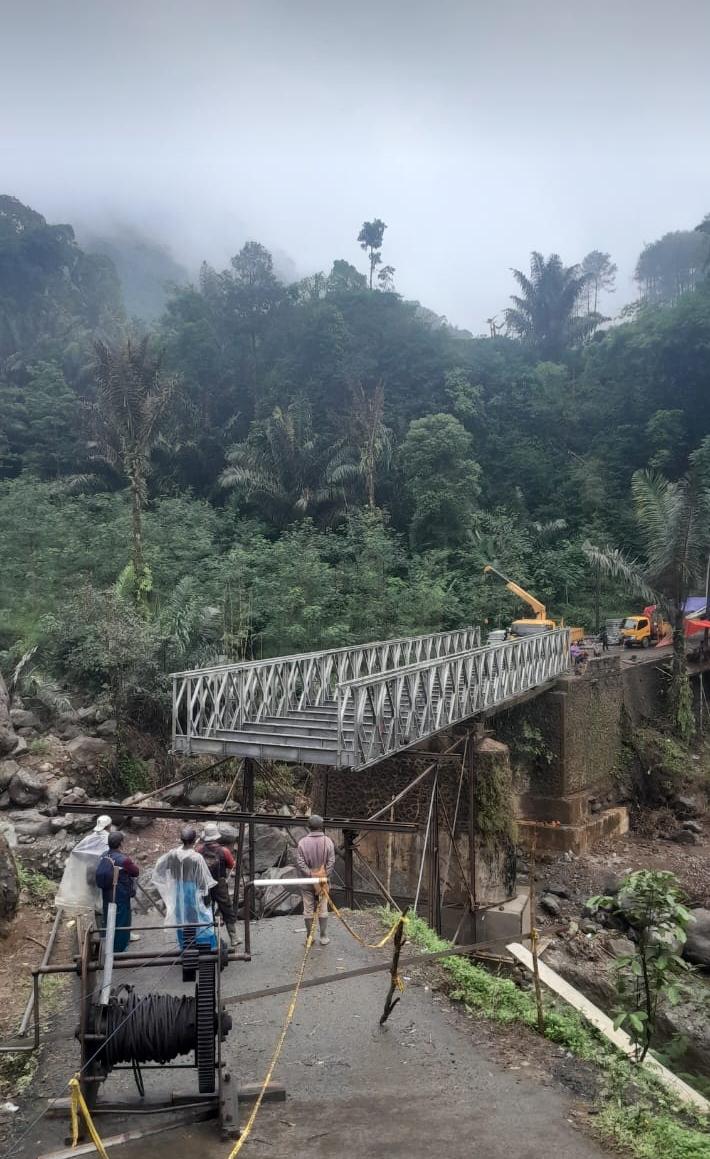 MASIH DIKERJAKAN: Proses dan progres pengerjaan jembatan bailey Tembelan, Petungkriyono, Kabupaten Pekalongan, Selasa (4/3/2025).
