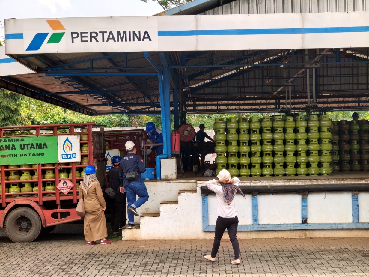 GAS: Petugas saat melakukan sidak ke gudang distributor gas LPG di Kabupaten Batang beberapa waktu lalu.