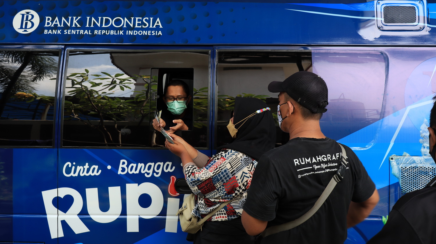 TUKAR UANG - Warga saat menukarkan uang baru di layanan kas BI pada Ramadhan beberapa tahun kemarin.