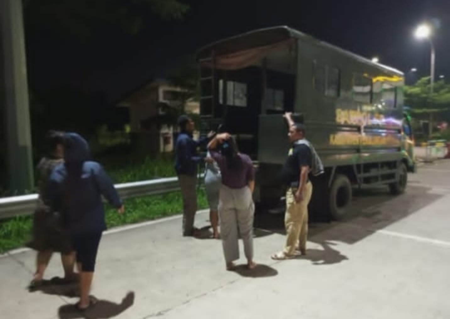 RAZIA: Para PSK saat terjaring razia dan diminta masuk ke truk untuk dibawa ke markas Satpol PP Kabupaten Pekalongan, Senin (3/3/2025).