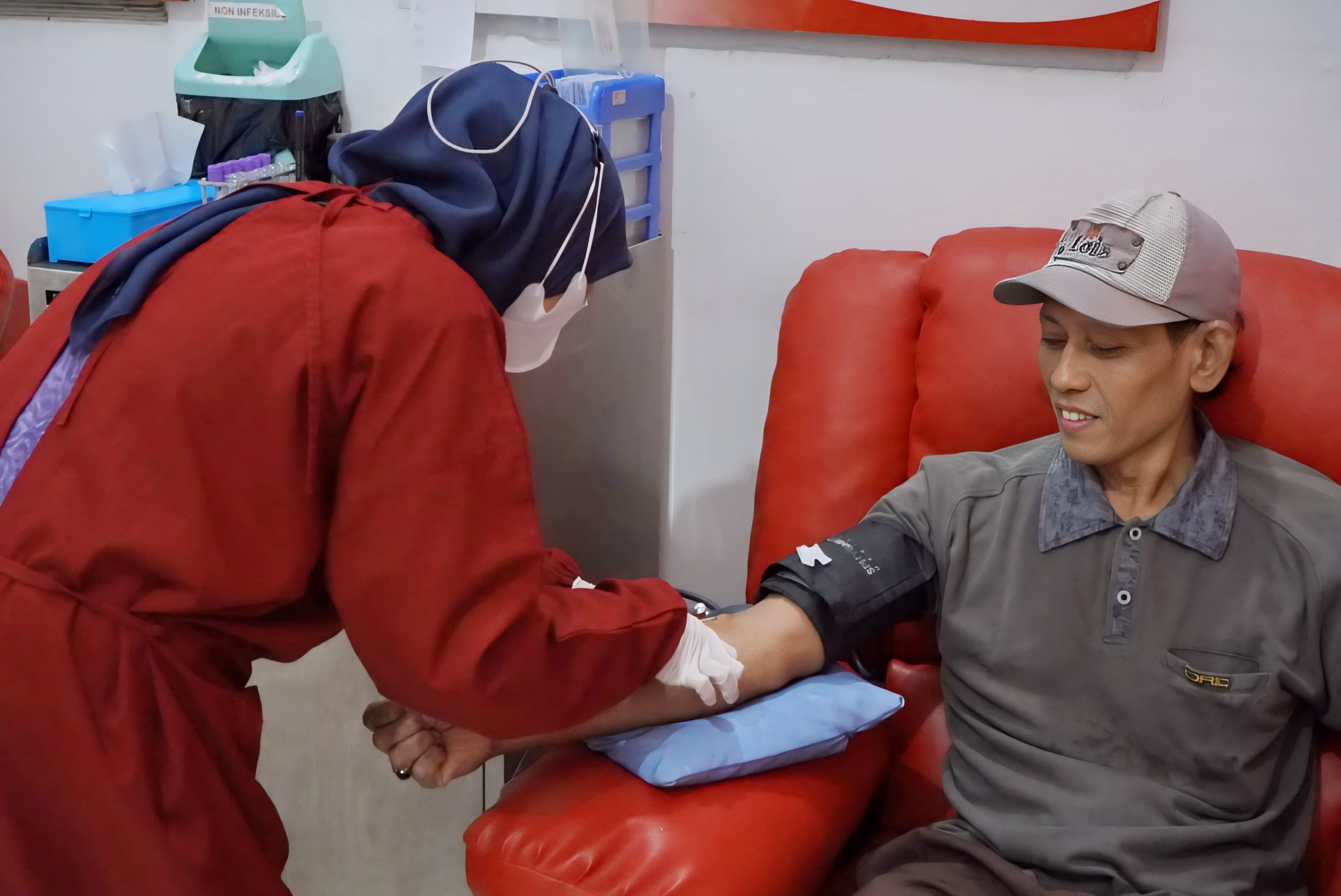 DONOR - Warga Kota Pekalongan saat donor darah di PPDS UDD PMI Kota Pekalongan.