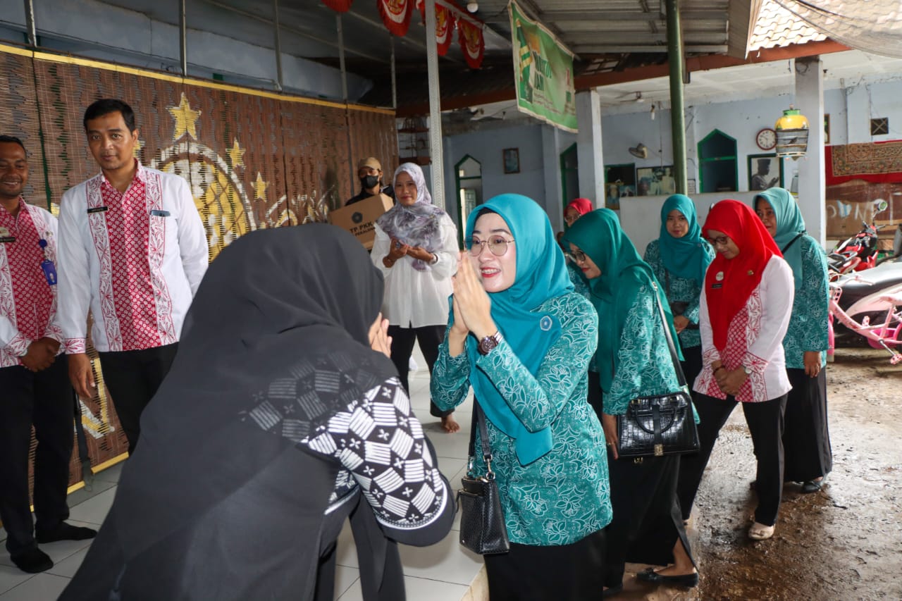 DISAMBUT &ndash; TIM TP PKK Kota Pekalongan saat mendatangi salah satu ponpes di Kota Pekalongan, saat safari Ramadhan, pada (4/2/2025),