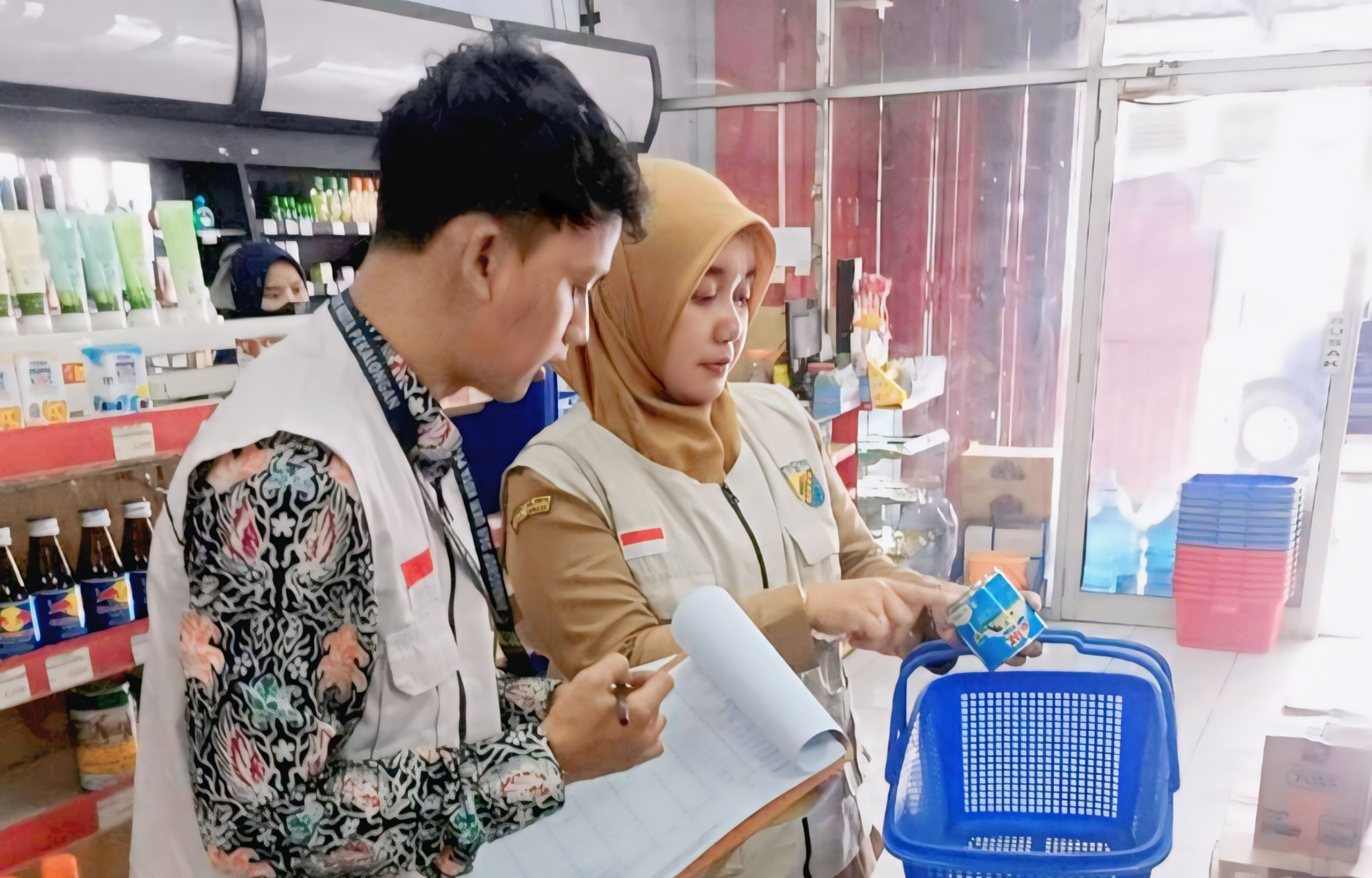 PERIKSA - Tim Dindagkop UKM Kota Pekalongan saat cek salah satu produk yang dijual di salah satu toko.