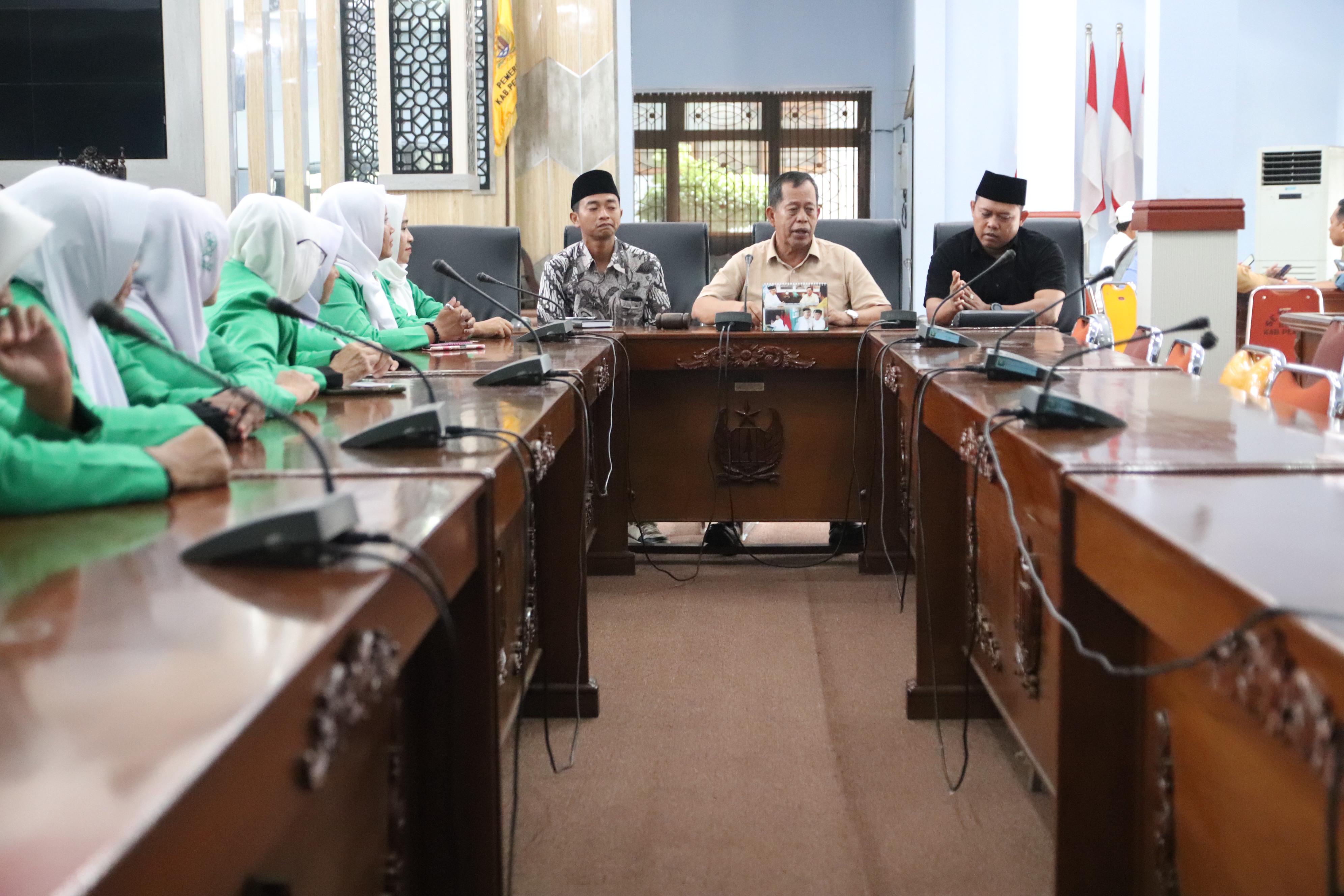 AUDIENSI: Ketua, Wakil Ketua, dan Ketua Komisi D DPRD Kabupaten Pekalongan saat menerima audiensi dari PC Fatayat NU Kota Santri.