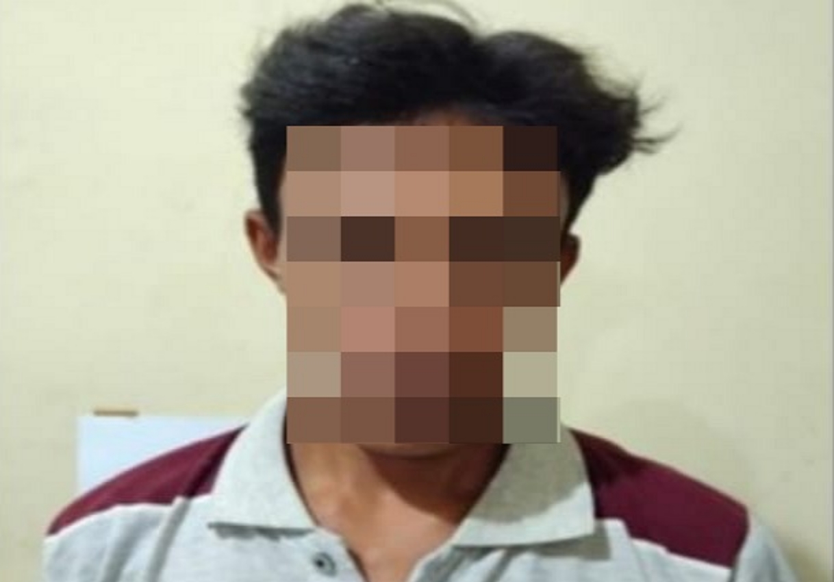 TERCIDUK: Pelaku DAR saat berada di Polsek Kedungwuni usai diciduk karena kedapatan membawa bahan mercon siap jual.