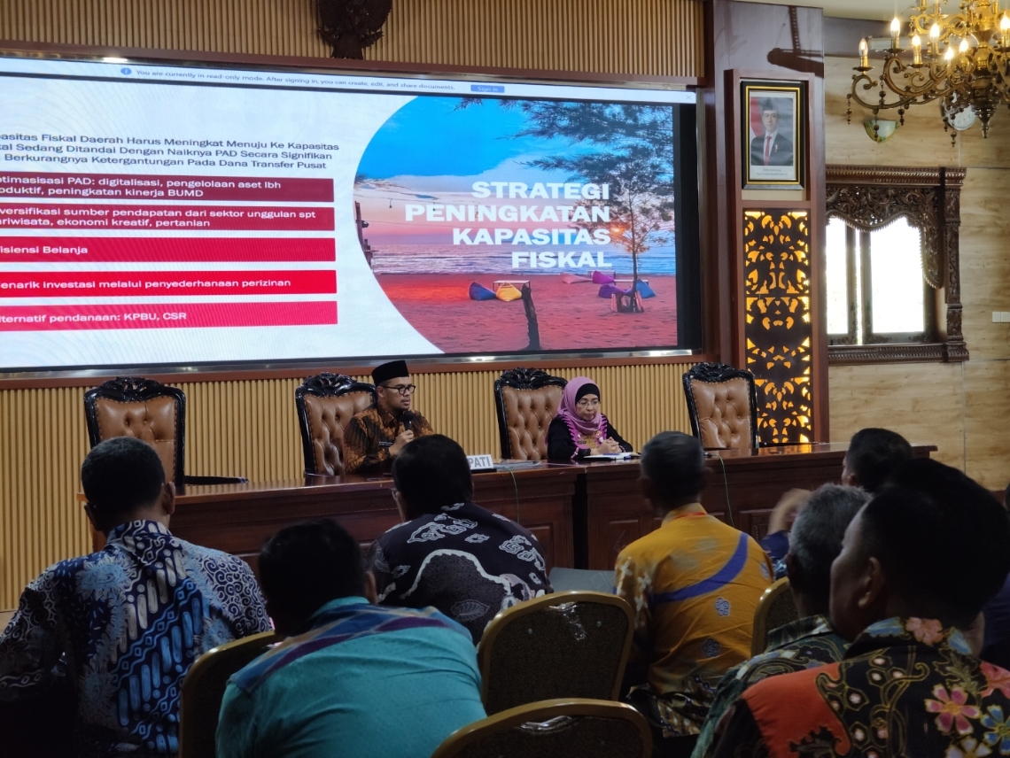RAKOR: Bupati Batang Faiz memimpin Rapat Koordinasi bersama jajaran kepala Organisasi Perangkat Daerah (OPD) di Aula Kantor Bupati Batang.