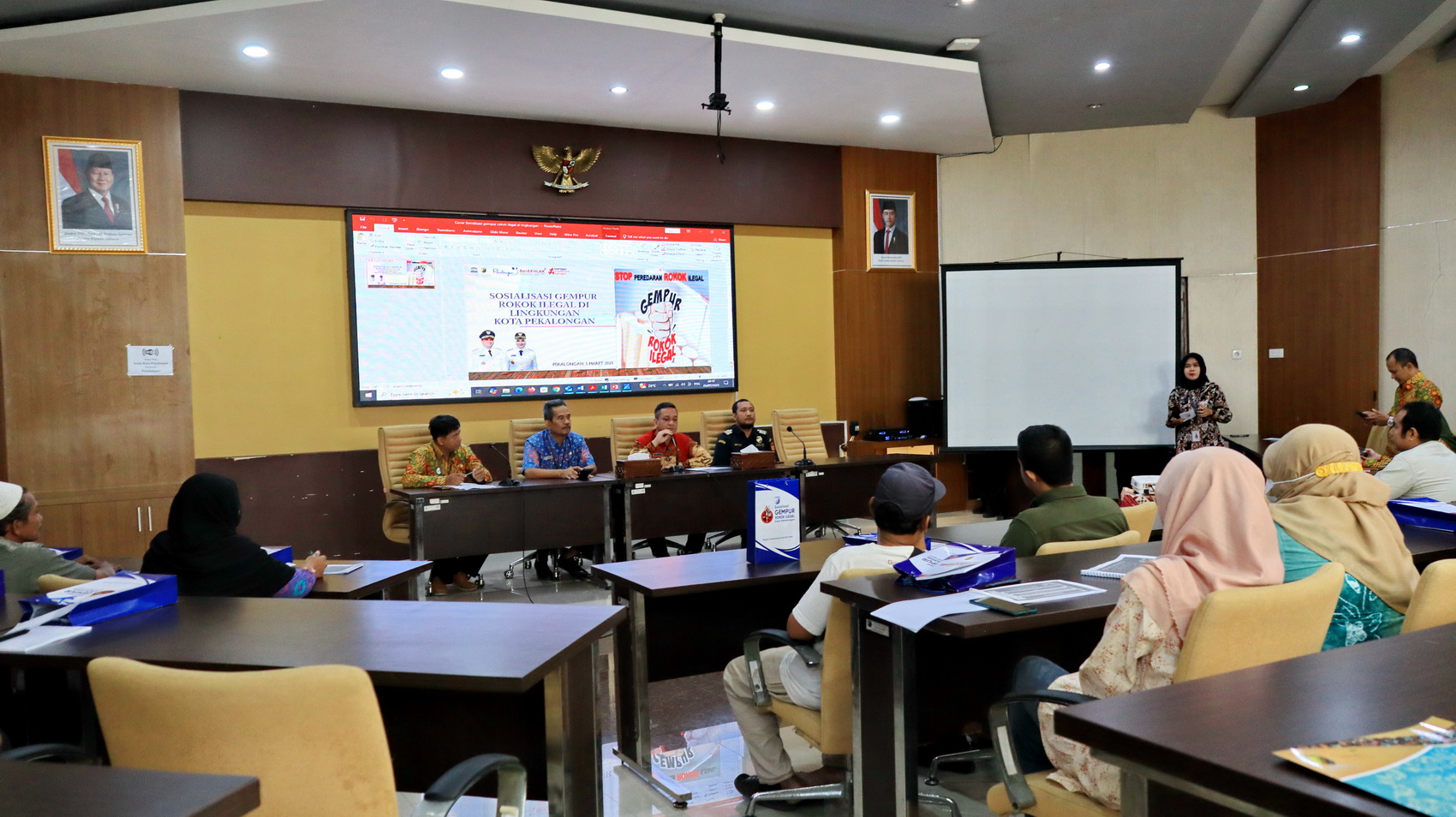 SOSIALISASI - Pemkot Pekalongan bersama Bea Cukai saat sosialisasi Rokok Ilegal kepada para pedagang, pada Rabu (5/3/2025).