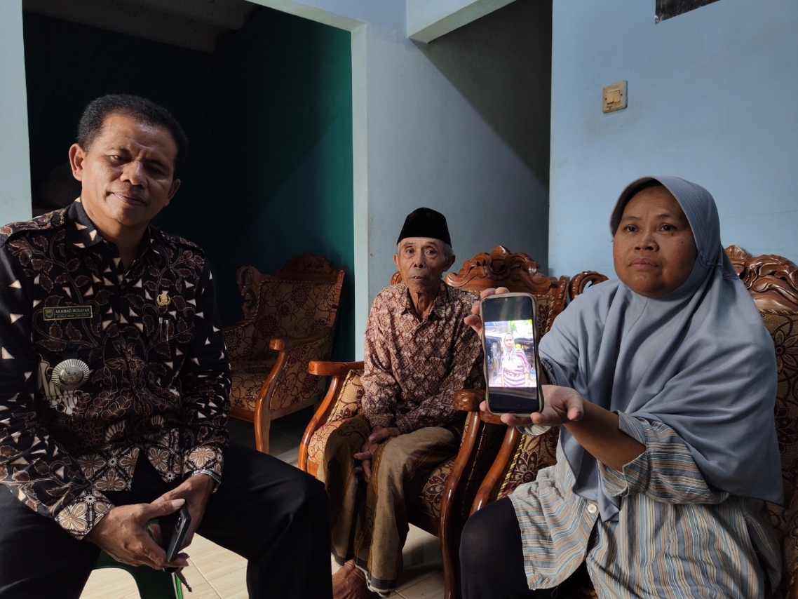 HILANG: Keluarga korban TKW yang hilang di Malaysia menunjukkan foto korban.