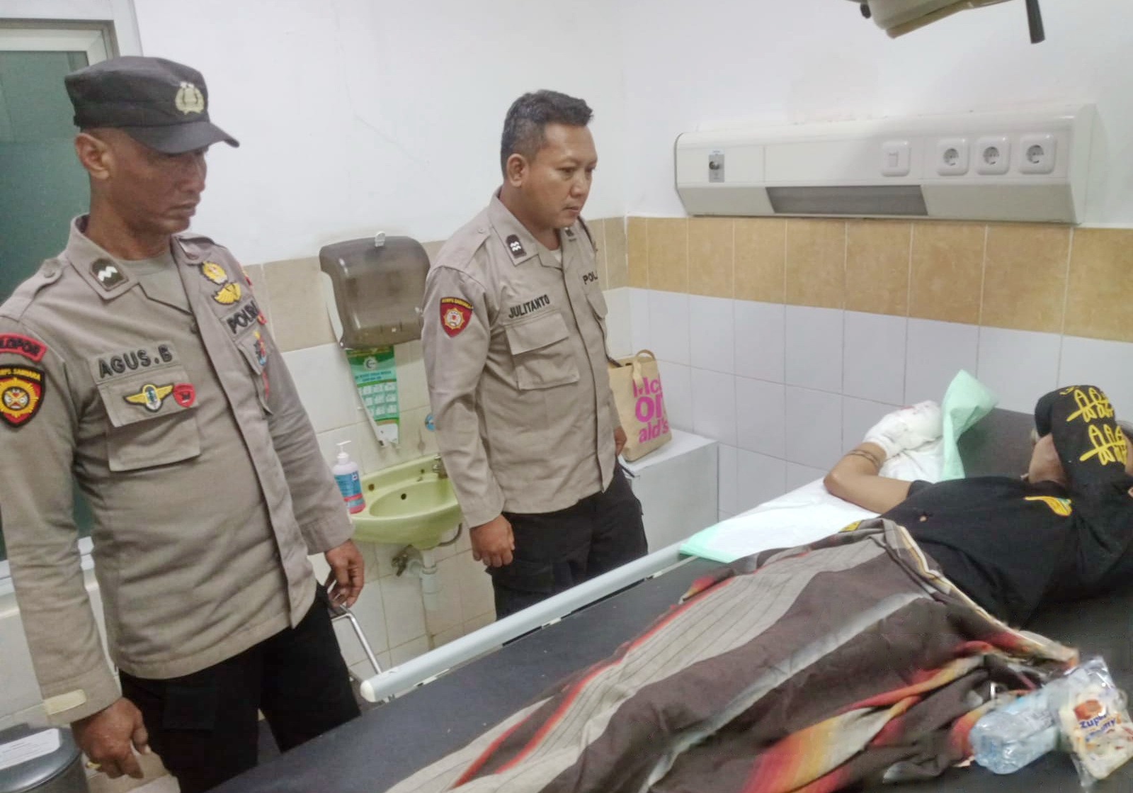 DIRAWAT - Korban luka akibat ledakan petaan di Pekalongan, saat dirawat di Rumah sakit, usai dievakuasi anggota Polsek Pekalongan Selatan, pada Jumat (7/3/2025).