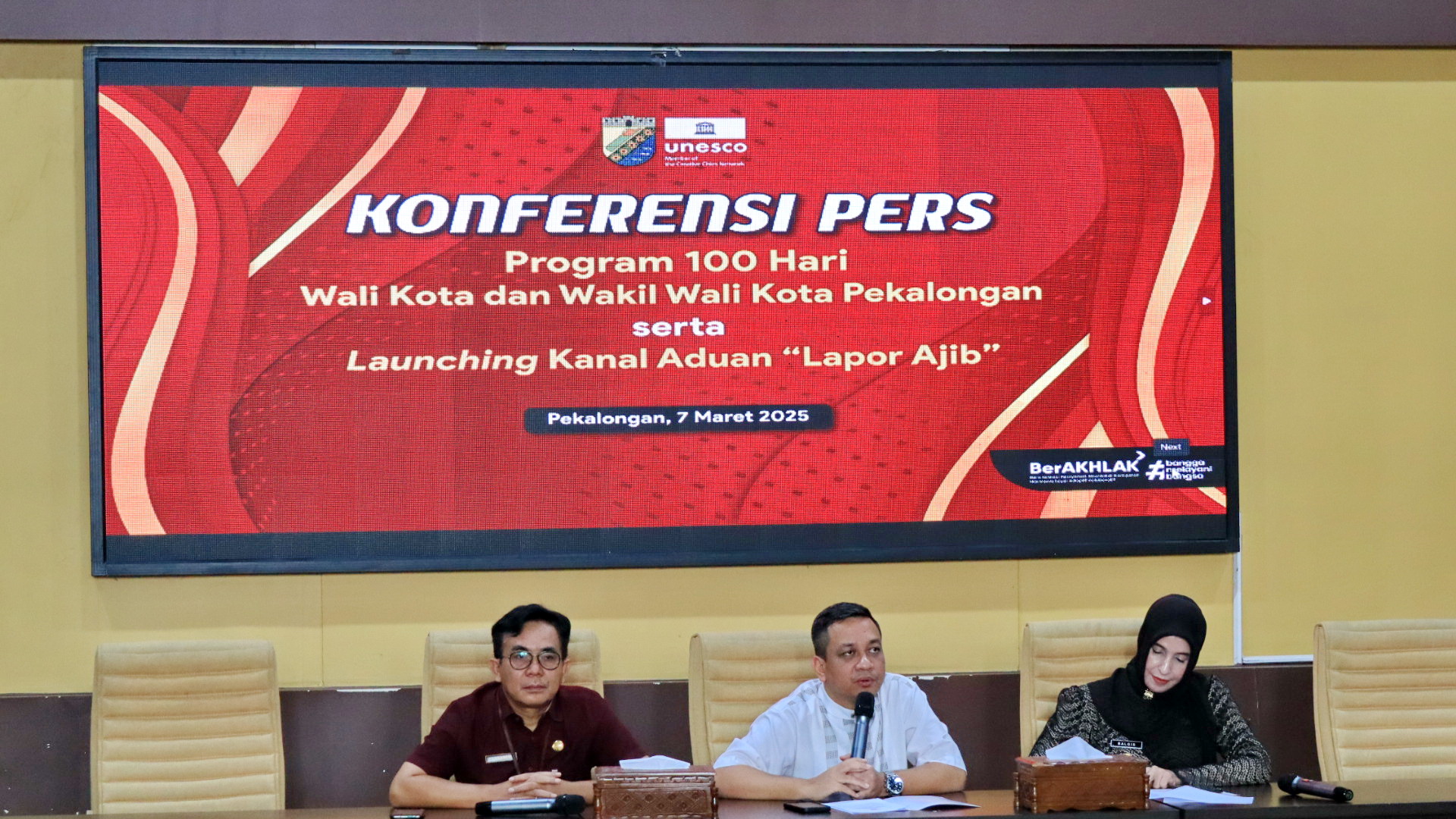 PAPARAN - Wali Kota Pekalongan, HA Afzan Arslan Djunaid, bersama wakilnya, Hj Balgis Diab, didampingi Sekda saat paparan program 100 hari, Ruang Buketan Setda Kota Pekalongan, Jumat (7/3/2025).