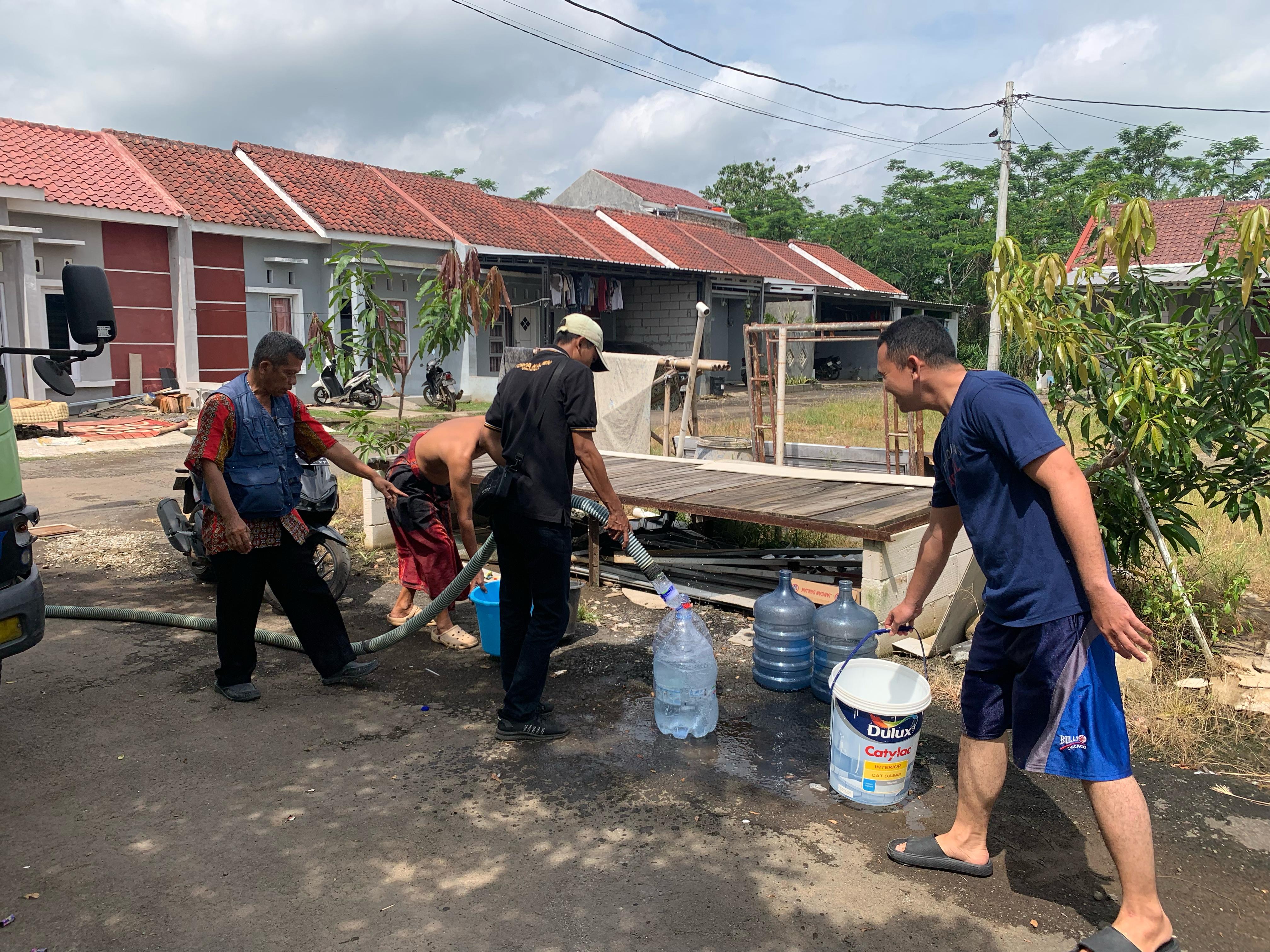 SUPLAI AIR BERSIH:  Perumda Air Minum (PDAM) Tirta Kajen menyuplai air bersih ke pelanggannya di Kecamatan Tirto selama ada gangguan aliran air.