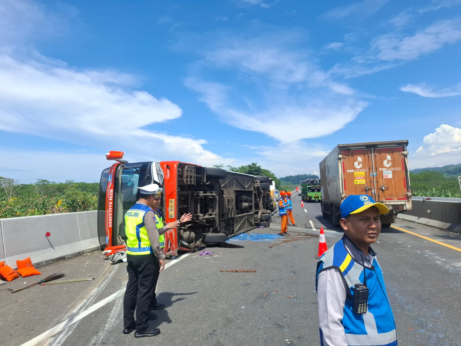 EVAKUASI: Kondisi bus PO Rosalia Indah yang terguling di Tol Batang Semarang.