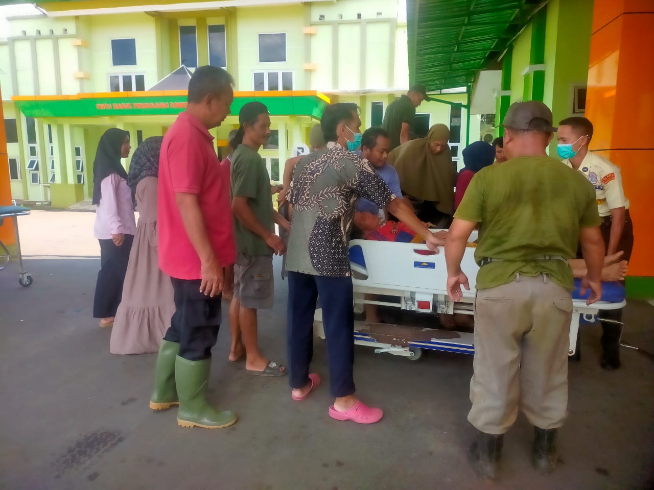 EVAKUASI: Korban ketika tiba di RSUD Kajen usai dievakuasi setelah ditemukan, Sabtu (8/3/2025).