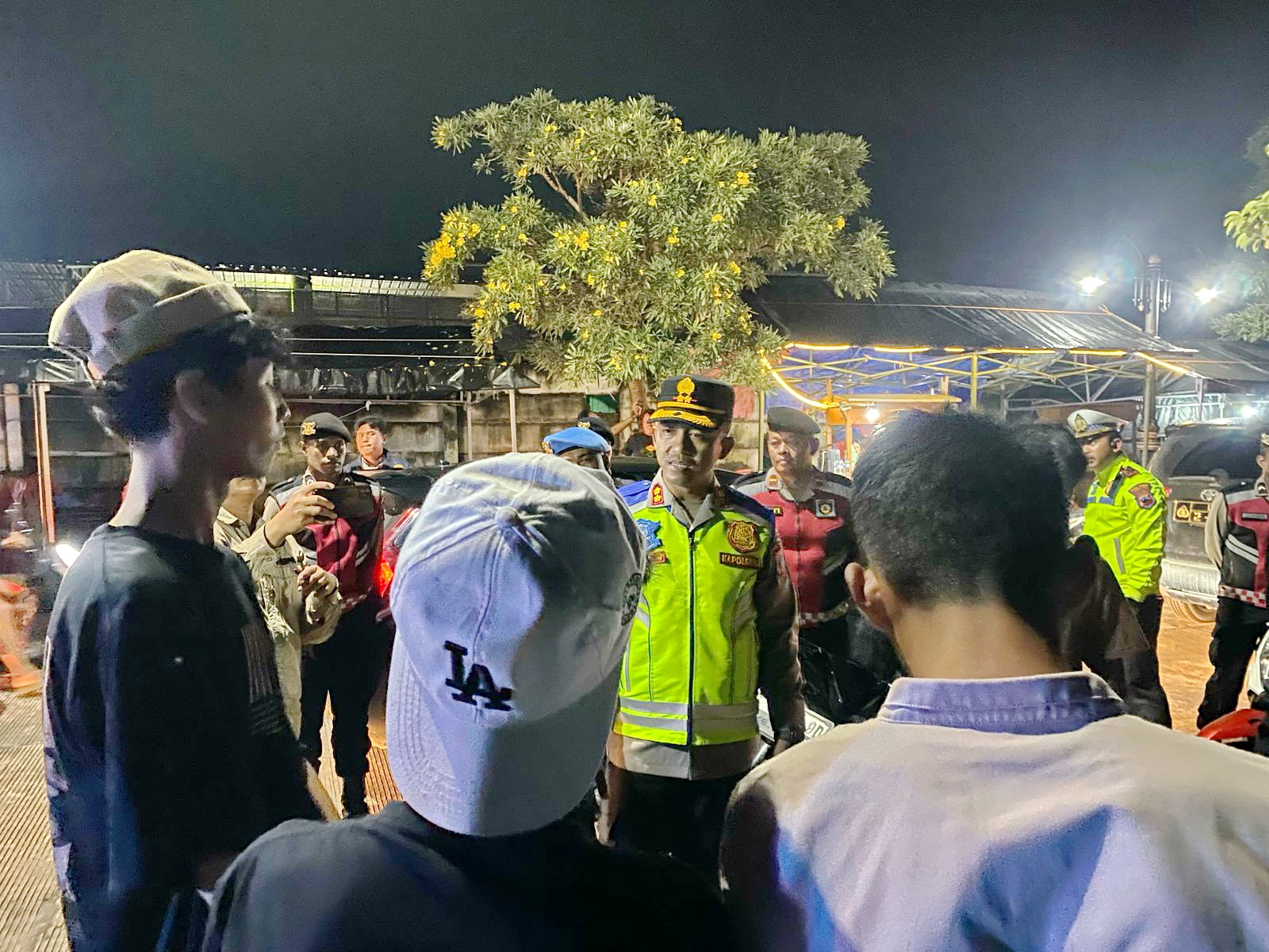 SAPA WARGA - Kapolres Pemalang, AKBP Eko Sunaryo, saat menyapa langsung warga dalam patrol jelang sahur.