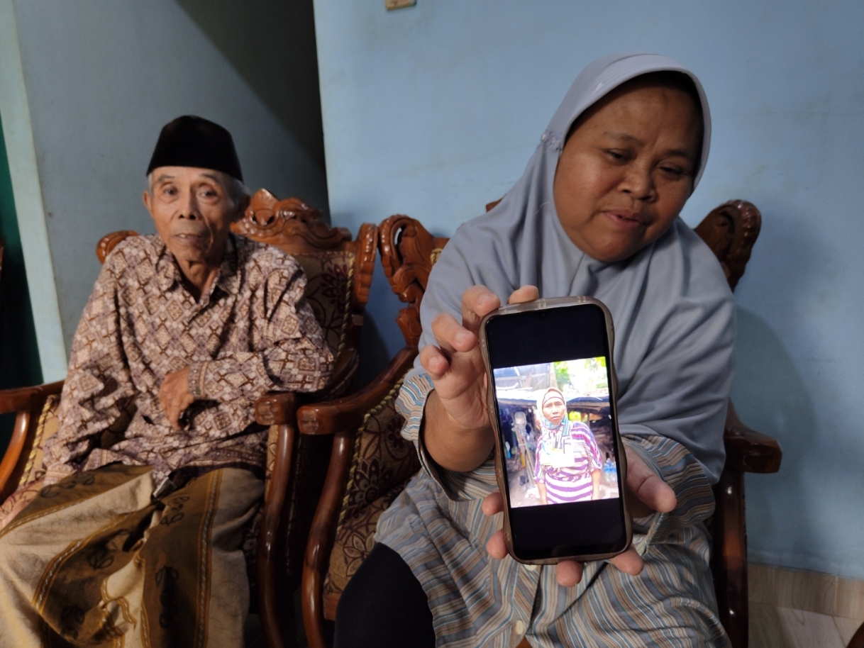 HILANG: Keluarga korban TKW yang hilang di Malaysia menunjukkan foto korban.