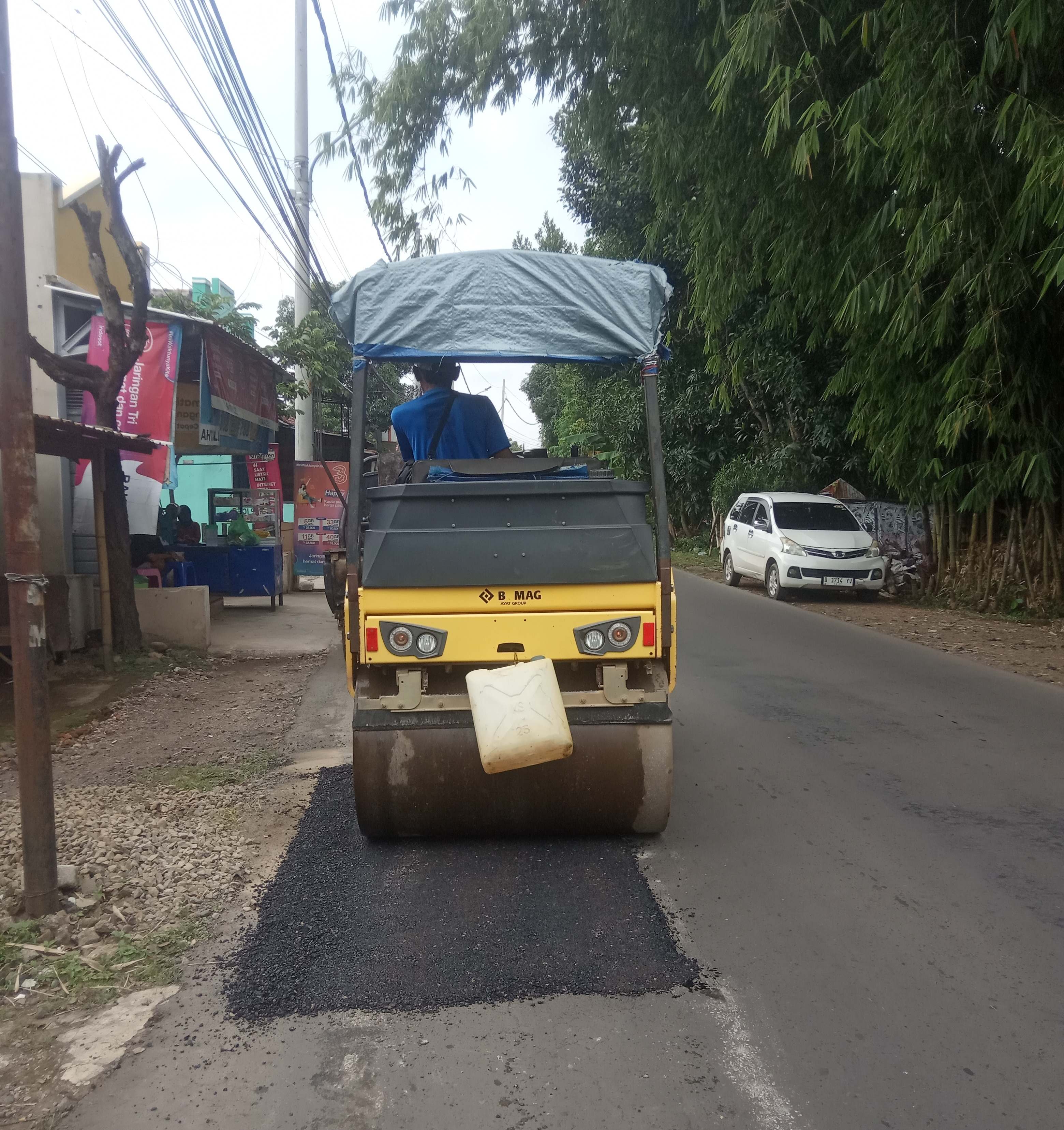 TAMBAL JALAN: Penambalan jalan berlubang di ruas Bojong-Surobayan, Kabupaten Pekalongan, beberapa waktu lalu.