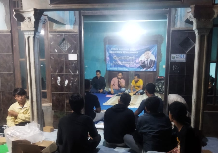 RESES: Wakil Ketua DPRD Kabupaten Pekalongan Ahmad Ridhowi saat menggelar reses di Desa Pesanggrahan, Kecamatan Wonokerto, Minggu (9/3/2025) malam.