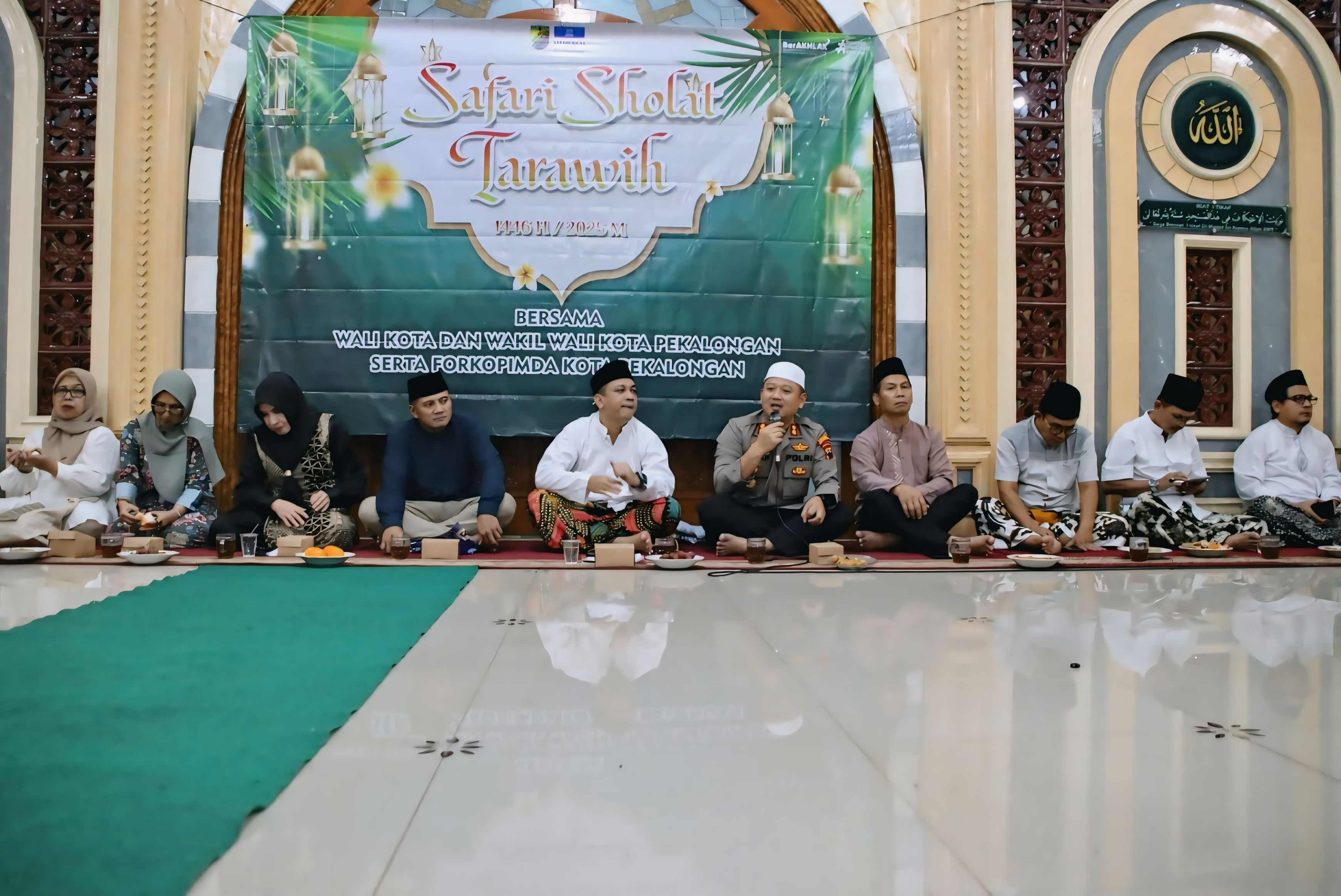 HIMBAUAN - Kapolres Pekalongan Kota, AKBP Prayudha Widiatmoko saat berikan himbauan, di Masjid Darul Hikmah, Kecamatan Pekalongan Selatan, Kota Pekalongan, pada Senin malam (10/3/2025).