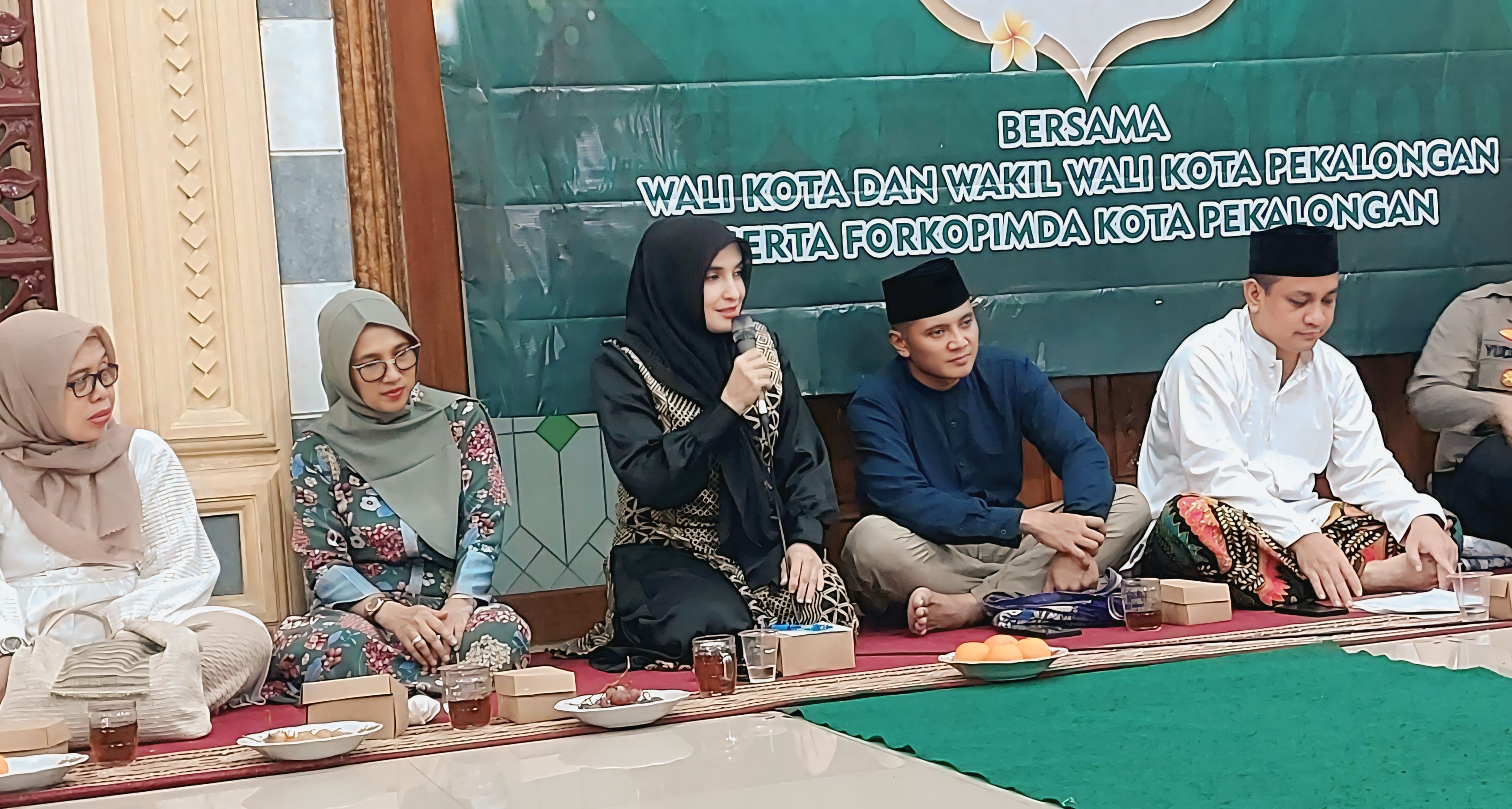 JELASKAN - Wawalkot Pekalongan Balgis Diab saat menyampikan program berbat gratis kepada warga Kuripan Kudul Pekalongan Selatan saat Safari Ramadhan, Senin malam (10/3/2025).