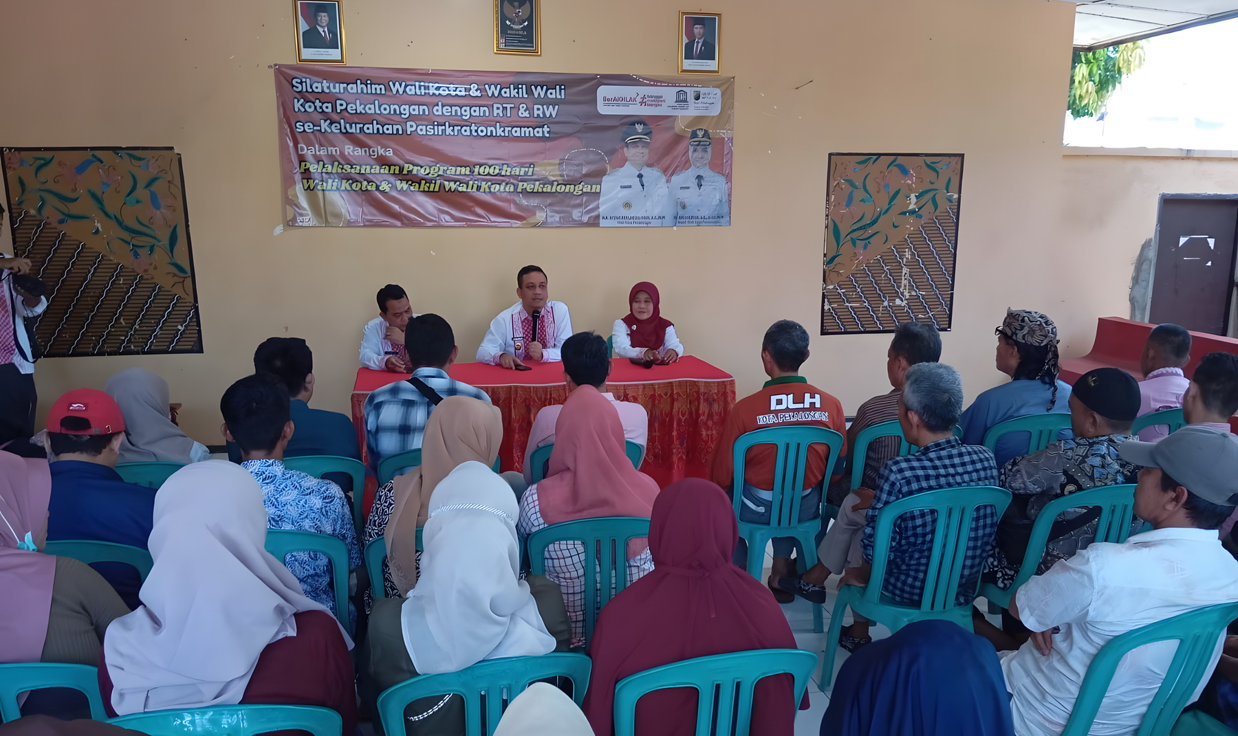 HIMBAUAN - Disela-sela berikan banpot untuk RT RW di Kelurahan Pasirkratonkramat, Walikota Aaf beri himbauan agar warga jga kondusifitas, pada Senin (11/3/2025).