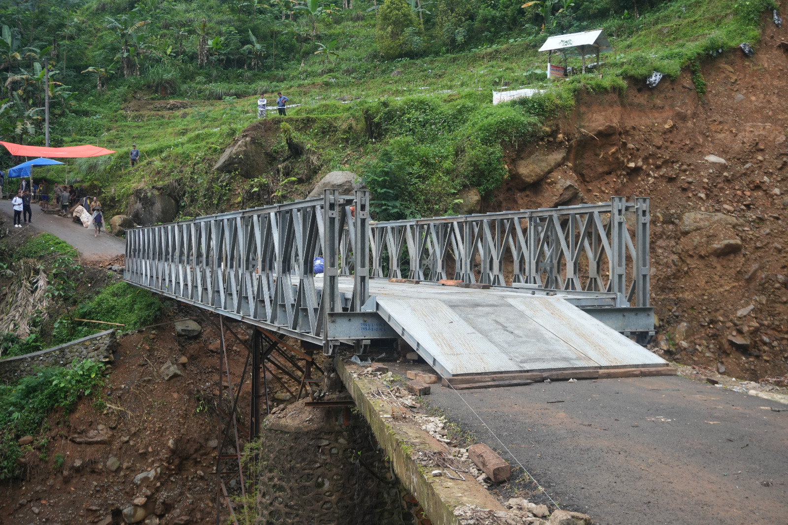 HAMPIR RAMPUNG: Progres pembangunan jembatan bailey di Tembelan, Desa Kayupuring, Kecamatan Petungkriyono, Kabupaten Pekalongan, Senin (10/3/2025).