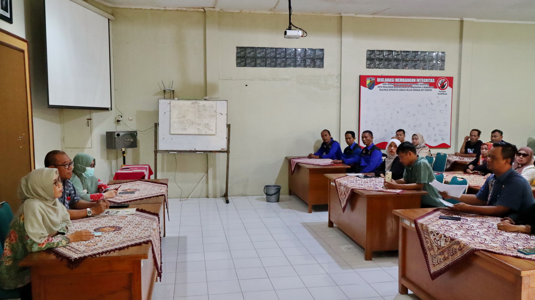 AUDENSI - Sejumlah pihak yang terlibat kasus dugaan pencemeran nama baik atas psotingan di medsos saat audensi dengan Dinkes Kota Pekalongan, Rabu (12/3/2025).