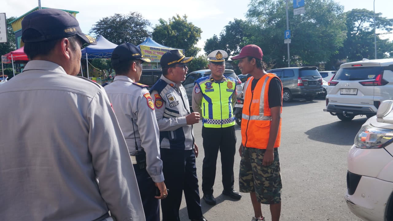 HIMBAUAN - Dishub dan Satlantas Kota Pekalongan saat berikan himbauan kepada tukang parkir, agar jangan menaruh motor sembarang, pada Selasa sore (11/3/2025).
