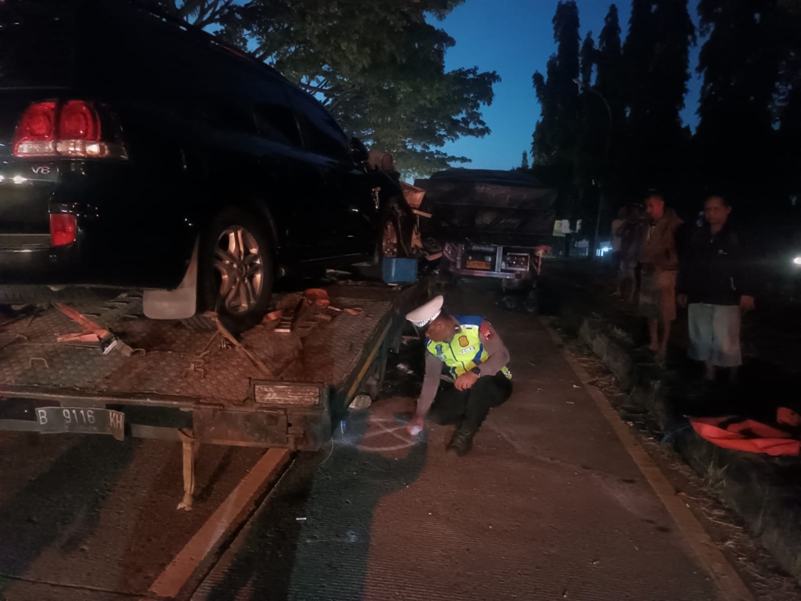 Evaluasi: Proses evakuasi truk towing yang terlibat kecelakaan di Pantura Batang.