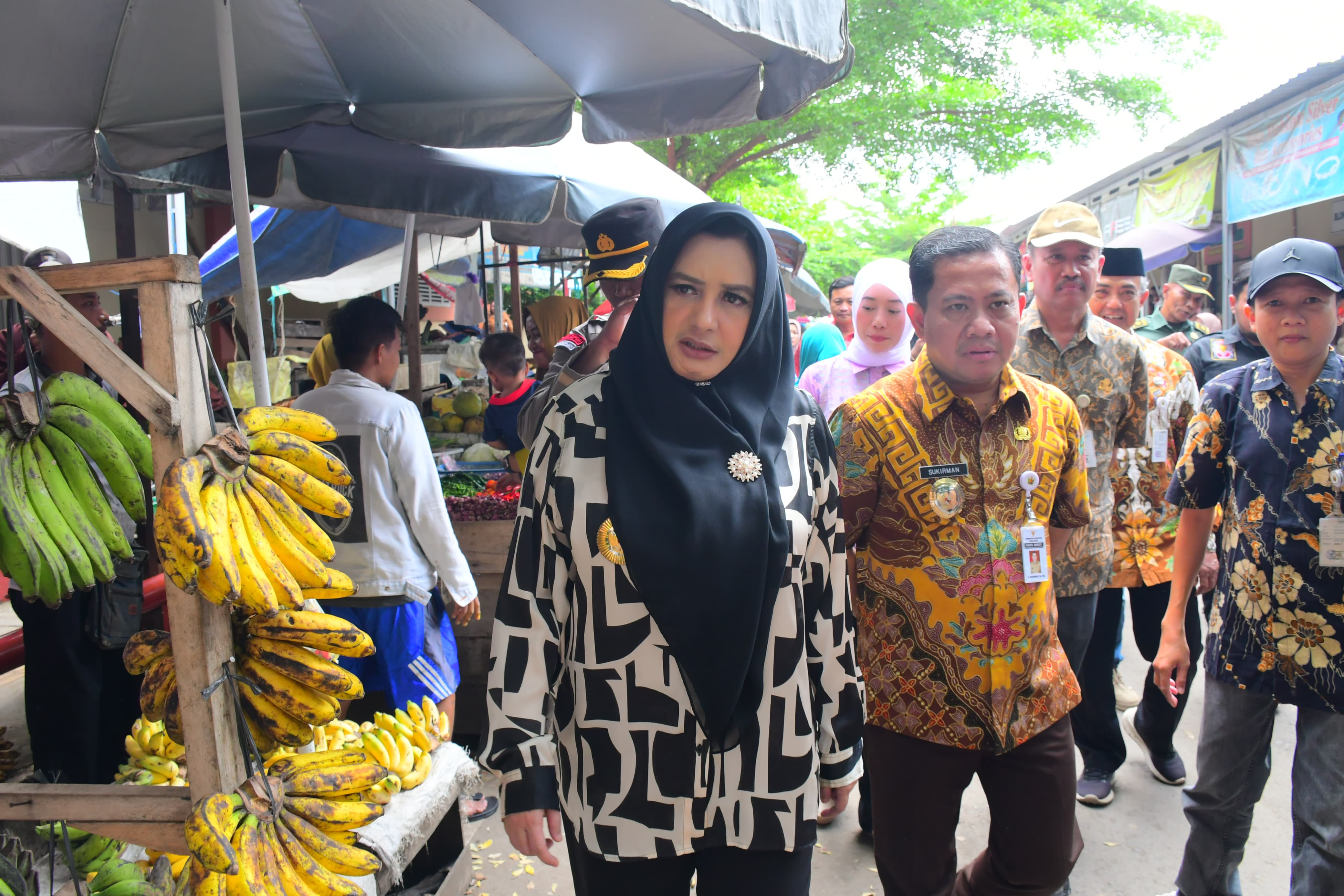 TINJAU PASAR: Bupati Pekalongan Fadia Arafiq dan Wakil Bupati Sukirman saat meninjau harga kebutuhan pokok jelang lebaran di Pasar Wiradesa, Kamis (13/3/2025).