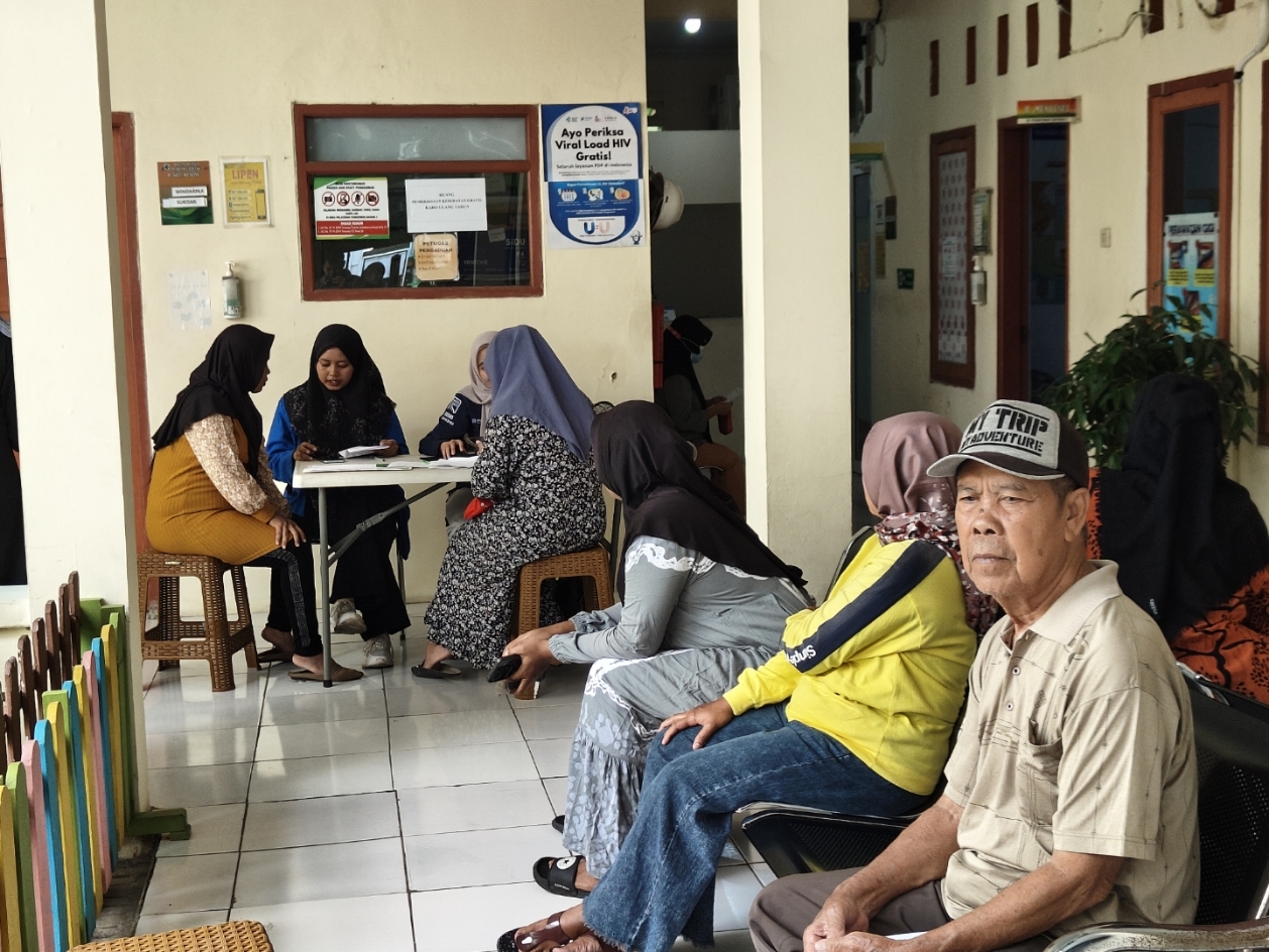 LAYANAN DIPERMUDAH: Warga memanfaatkan layanan BPJS Kesehatan keliling di Puskesmas Batang 2.