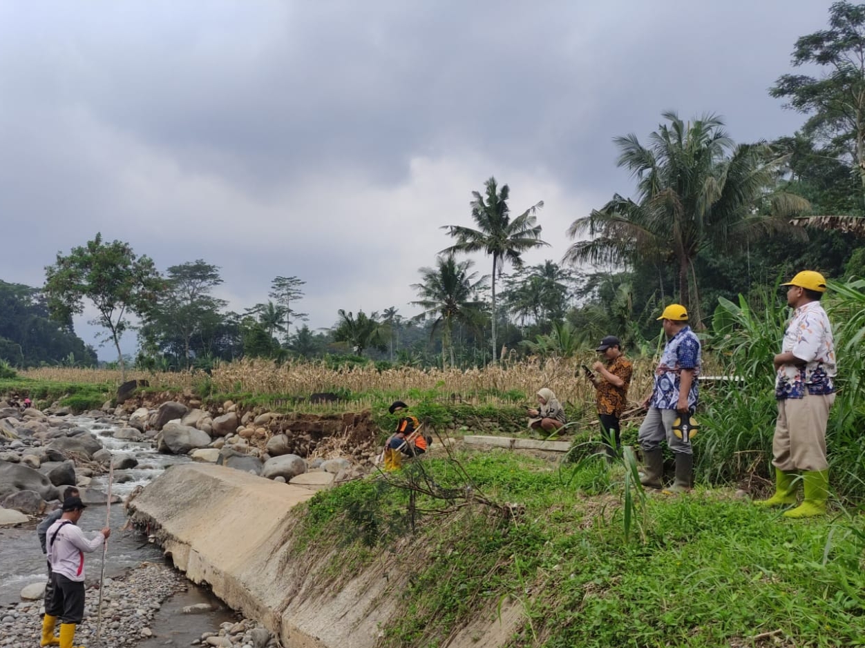 KERUSAKAN: Kondisi salah satu irigasi yang rusak karena banjir bandang.