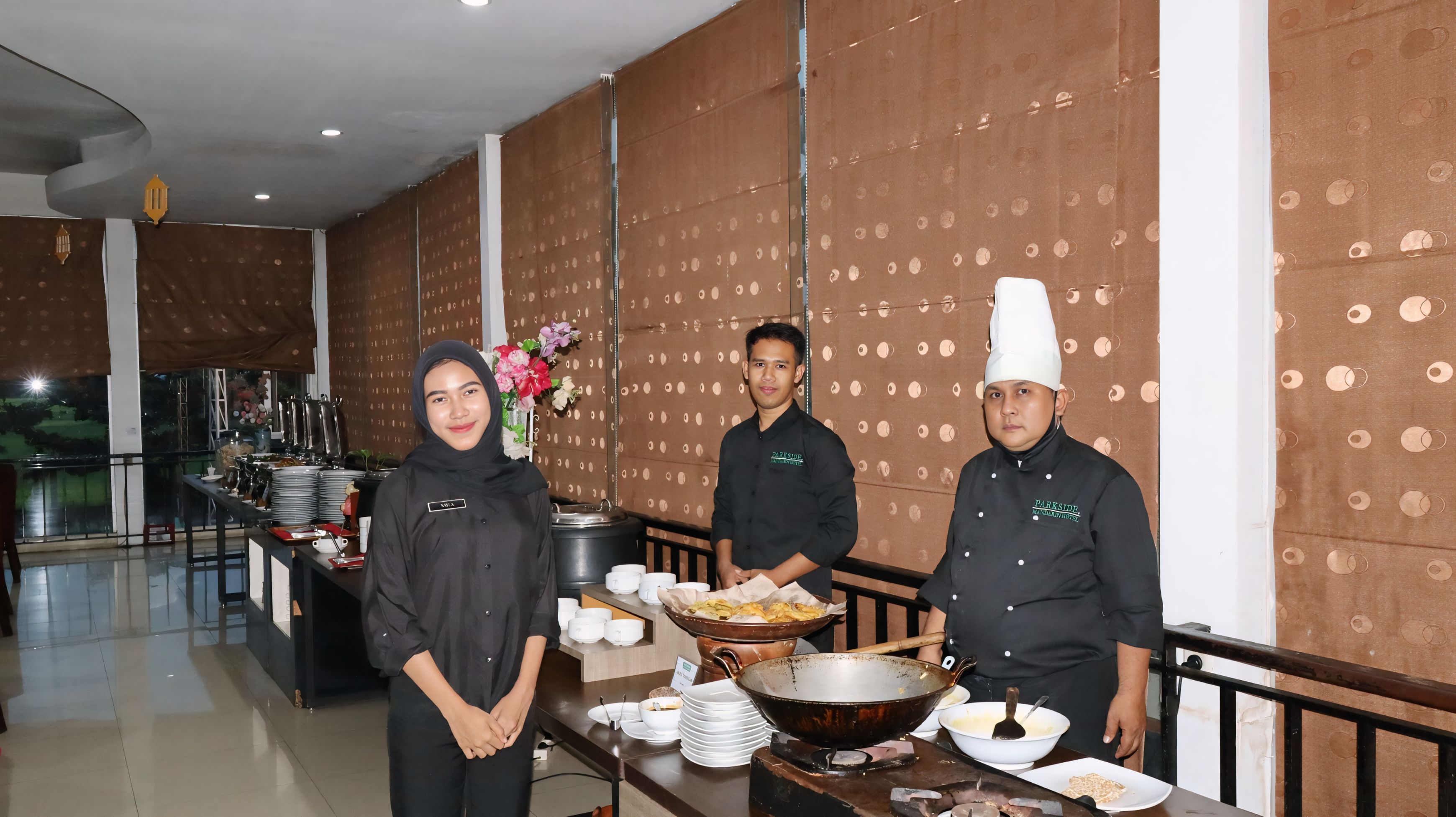SIAP SAJIKAN - Tim resto Parkside Mandarin Hotel Pekalongan siap menyediakan menu makan terbaik untuk para tamu tercinta.