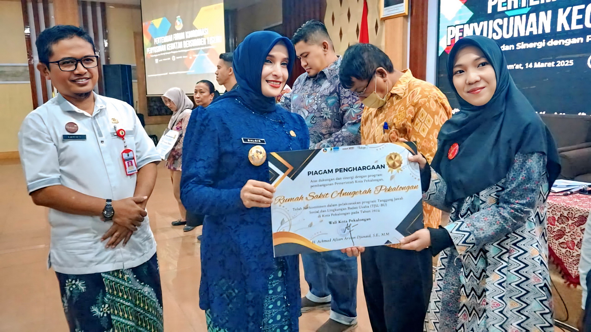 SERAHKAN -&nbsp;Wakil Walikota Pekalongan Hj Balgis Diab saat berikan penghargaan kepada perusahaan yang aktif berkontribusi dalam pembangunan kota, pada Jumat (14/3/2025).