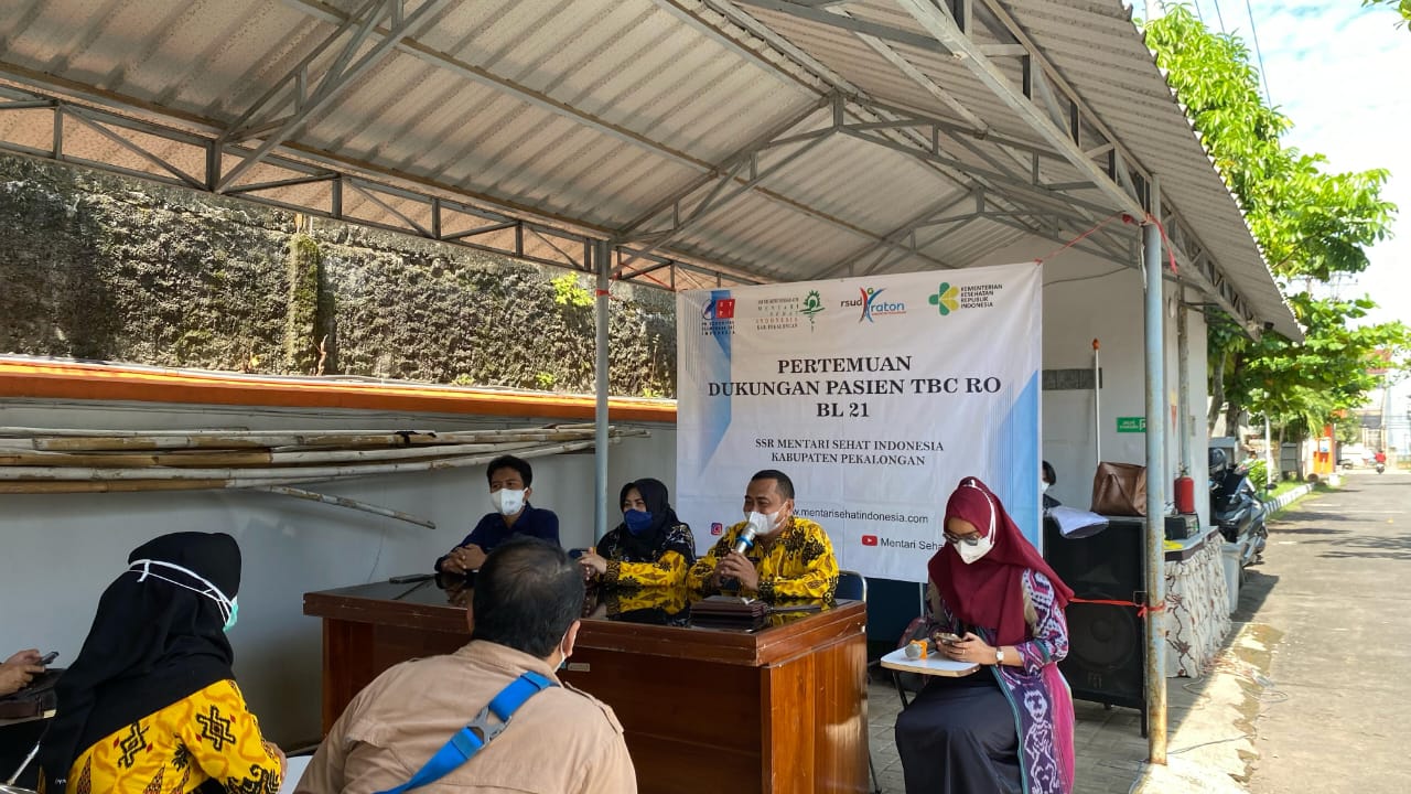 BERI MOTIVASI: TIm SSR TBC Komunitas GF-ATM Mentari Sehat Indonesia menggelar pertemuan dukungan dengan pasien TBC RO di RSUD Kraton, Selasa (11/3/2025).