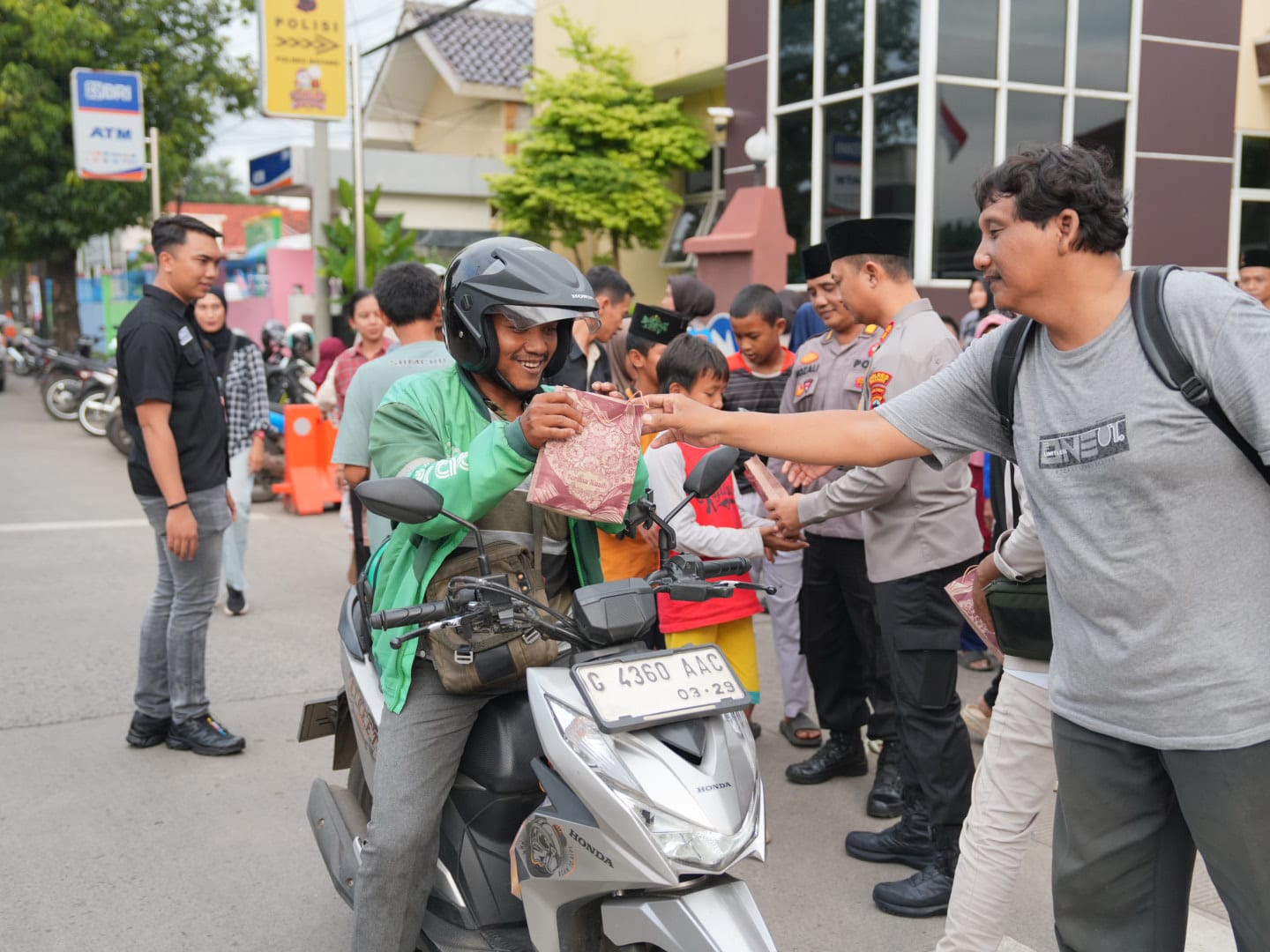 Polisi bersama para jurnalis membagikan takjil pada pengguna jalan.