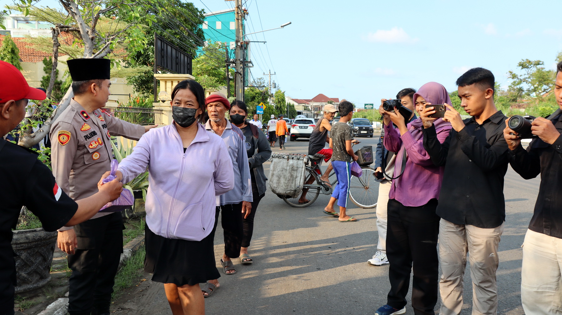 BAGI TAKJIL - Awak media dan Polres Pekalongan Kota saat berbagi takjil kepada warga, pada Kamis sore (13/3/2025).