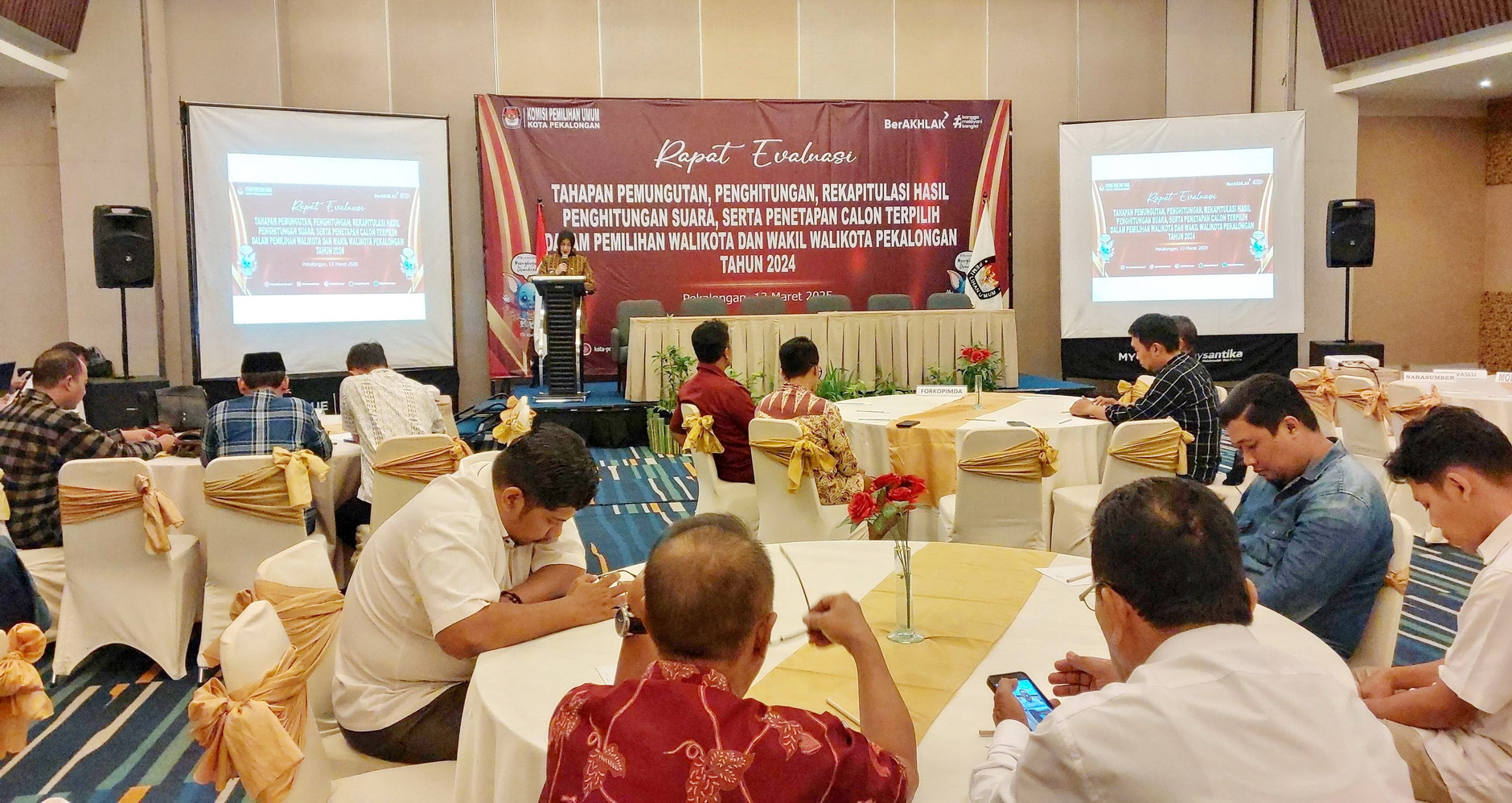 DISKUSI - Wakil WaliKota Pekalongan,Hj Balgis Diab, turut hadir dan sampaikan apresiasi atas kinerja KPU, pada Rapat Evaluasi, Kamis sore (13/3/2025).