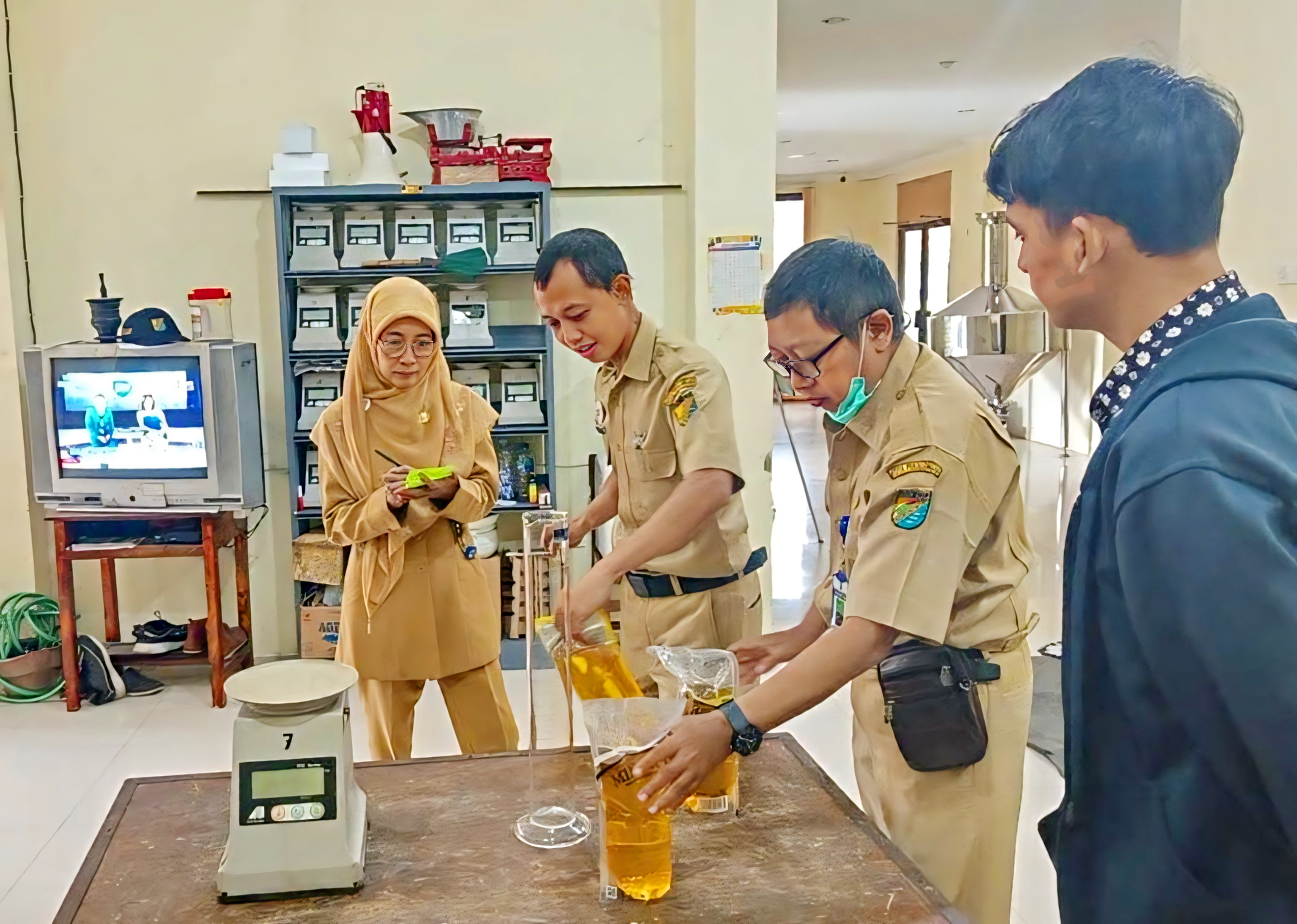 CEK TAKARAN - Tim Dindagkop UKM Kota Pekalongan, saat mengecek takaran Minyakita dengan gelas takar.